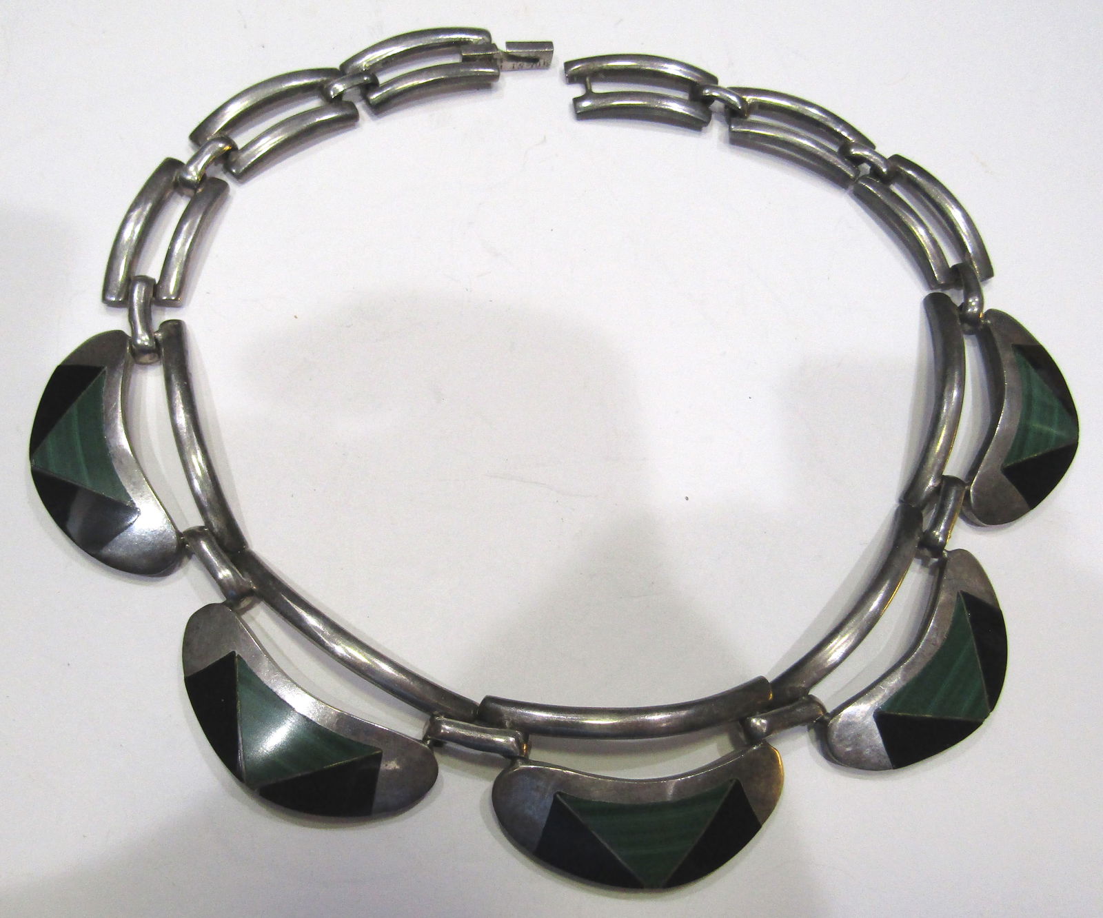 TS108 TAXCO MALACHITE ONYX NECKLACE STERLING 113GR: VINTAGE ESTATE MALACHITE & ONYX STONE INLAID LINK CHAIN HALLMARKED "MEX 925 TS-108" MEASURES 17 1/2 INCHES BY 1 INCH WIDE. WEIGHS 112.9 GRAMS. EXCELLENT USED CONDITION. WITH IMPERIAL AUCTION THE COST