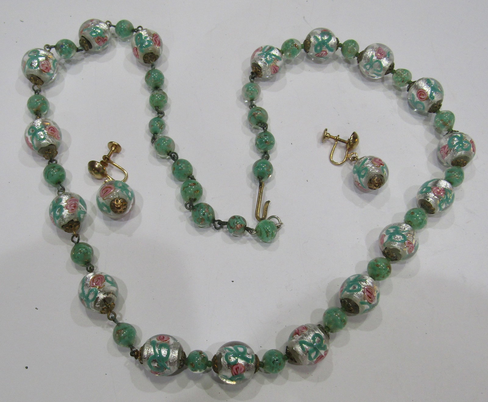 27" NECKLACE MURANO GLASS WEDDING CAKE BEAD VENETI: ALL GLASS MIDCENTURY 15MM WEDDING CAKE BEAD; 27" NECKLACE AND EARRING SET. WEIGH 97.7 GRAMS. EXCELLENT USED CONIDTION. WITH IMPERIAL AUCTION THE COST FOR PACKING AND SHIPPING VIA USPS IN THE USA IS $5