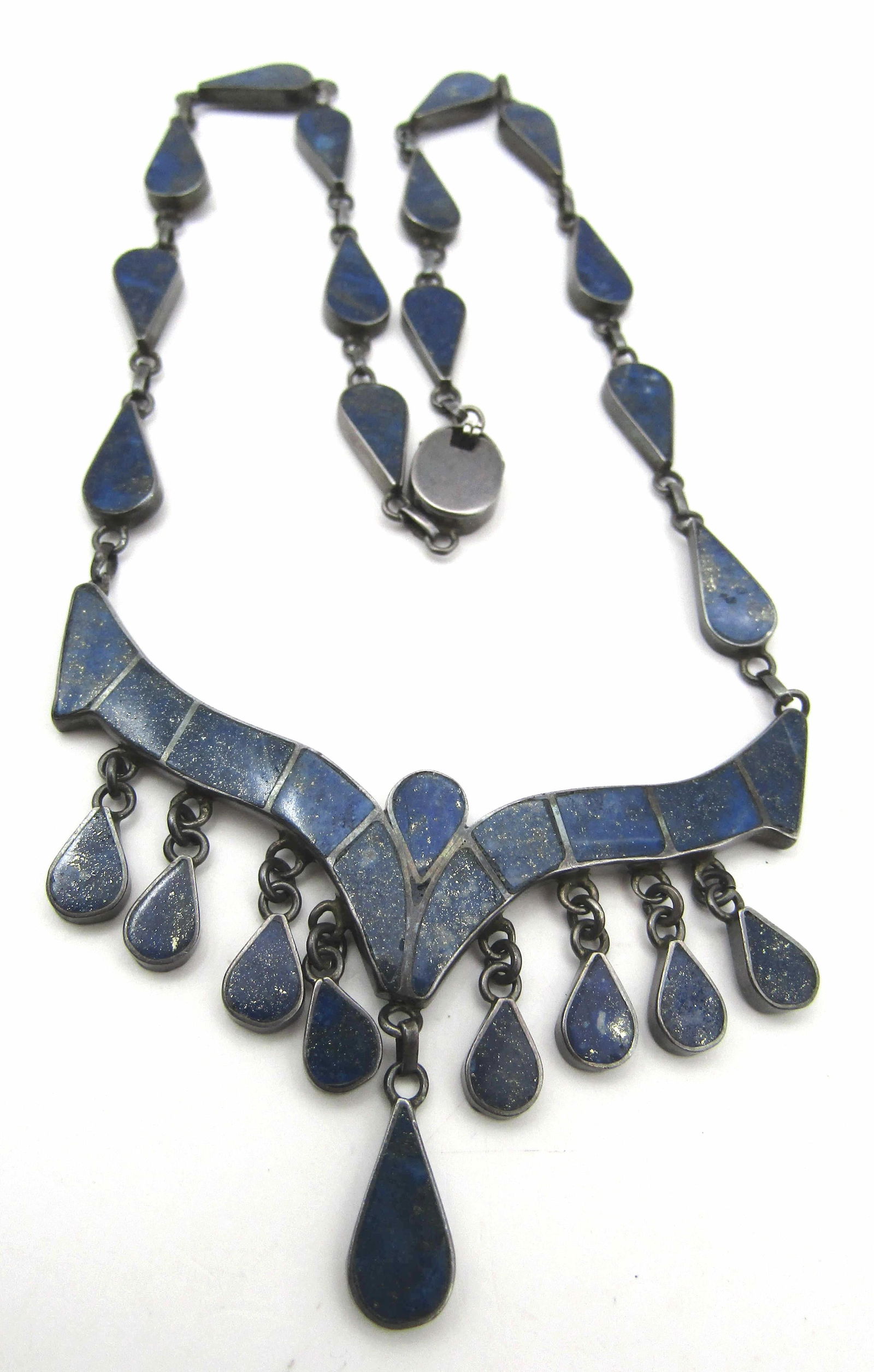 CHILE LAPIS PRINCESS NECKLACE STERLING SILVER 28GR: MIDCENTURY LAPIS LAZULI INLAY. MARKED "CHILE". TESTED STERLING. MEASURES 17". WEIGHS 28.2 GRAMS. EXCELLENT USED CONIDTION. WITH IMPERIAL AUCTION THE COST FOR PACKING AND SHIPPING VIA USPS