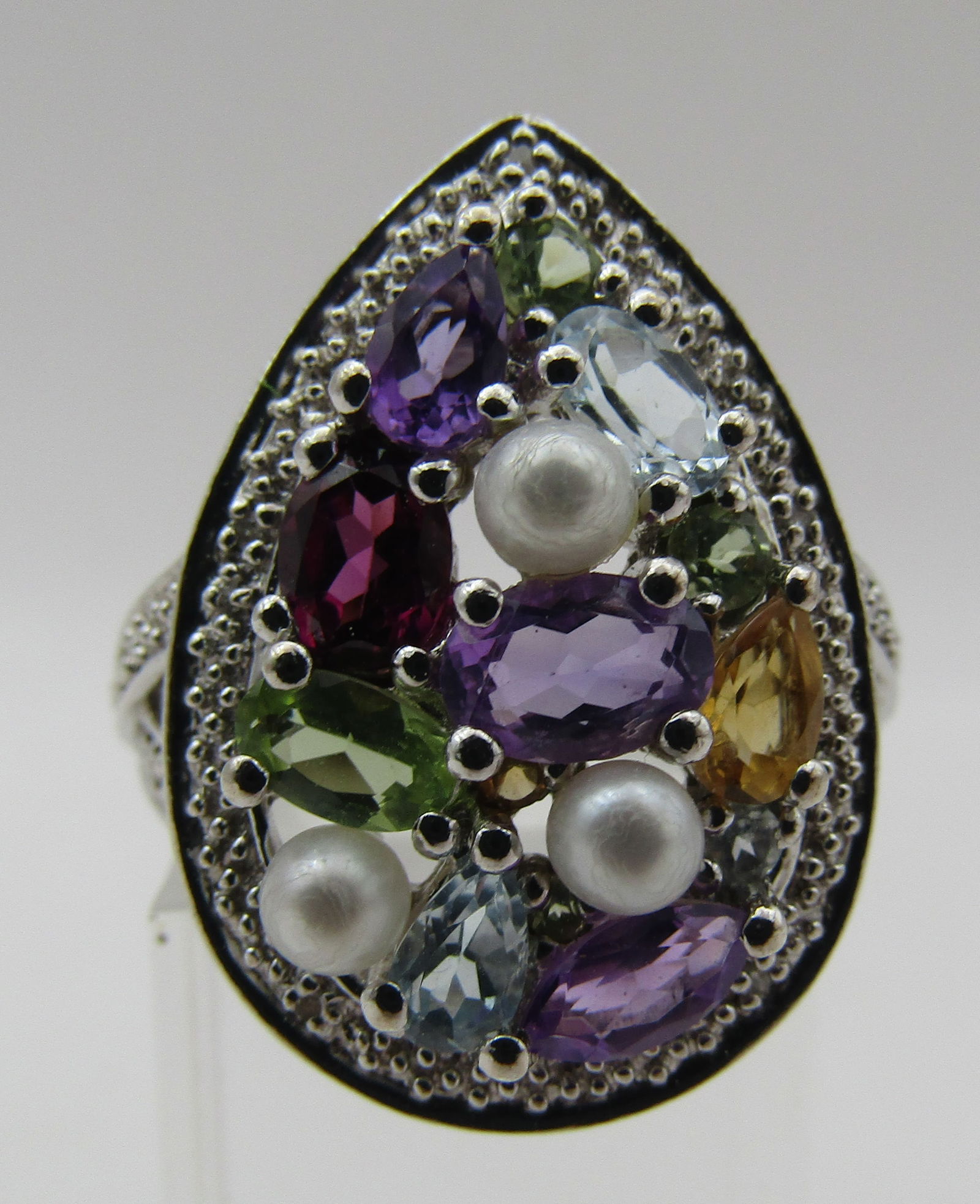 MULTI GEMSTONE RING STERLING SILVER SIZE 9: VINTAGE ESTATE CLUSTER OF ASSORTED GEMSTONES: AMETHYST, GARNET, PEARL, PERIDOT, BLUE TOPAZ & CITRINE. RING SIZE 9. WEIGHS 7.7 GRAMS. EXCELLENT USED CONDITION. WITH IMPERIAL AUCTION THE COST