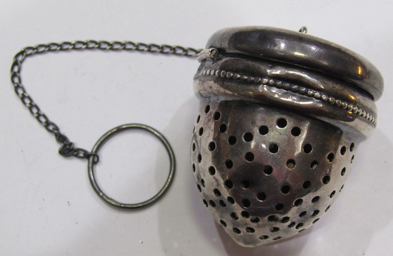 ANTIQUE STERLING SILVER TEABALL ACORN DESIGN 21GRM (1 of 2)