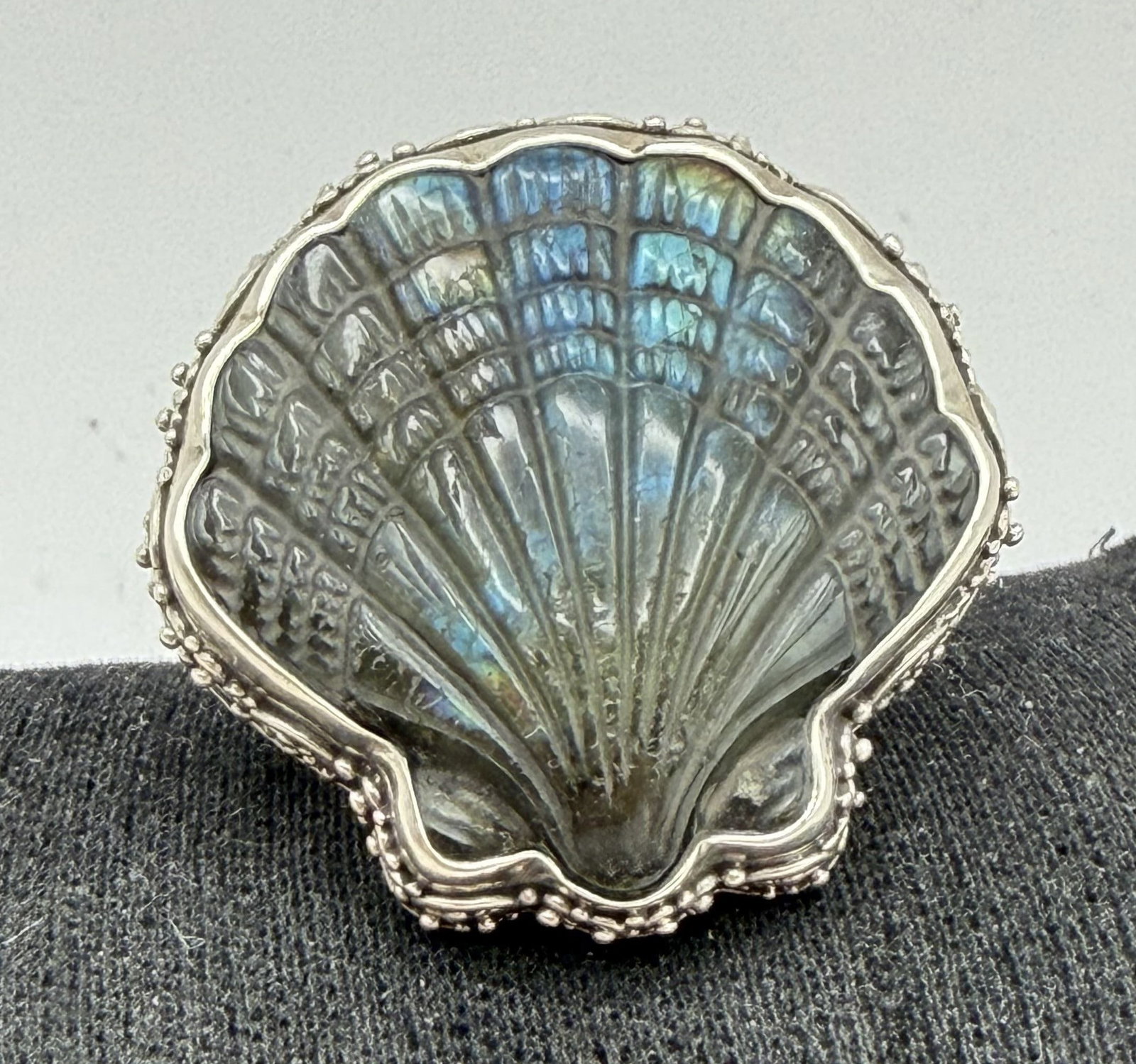 SARDA LABRADORITE CARVED SHELL RING STERLING SILVE: WOW BEAUTIFUL!!! SIGNED "SARDA 925" LABRADORITE STONE CARVED INTO A SHELL RING STERLING SILVER. SIZE 7. MEASURES 1.25 INCH. WEIGHS 18.5 GRAMS. EXCELLENT CONDITION. WITH IMPERIAL AUCTION THE