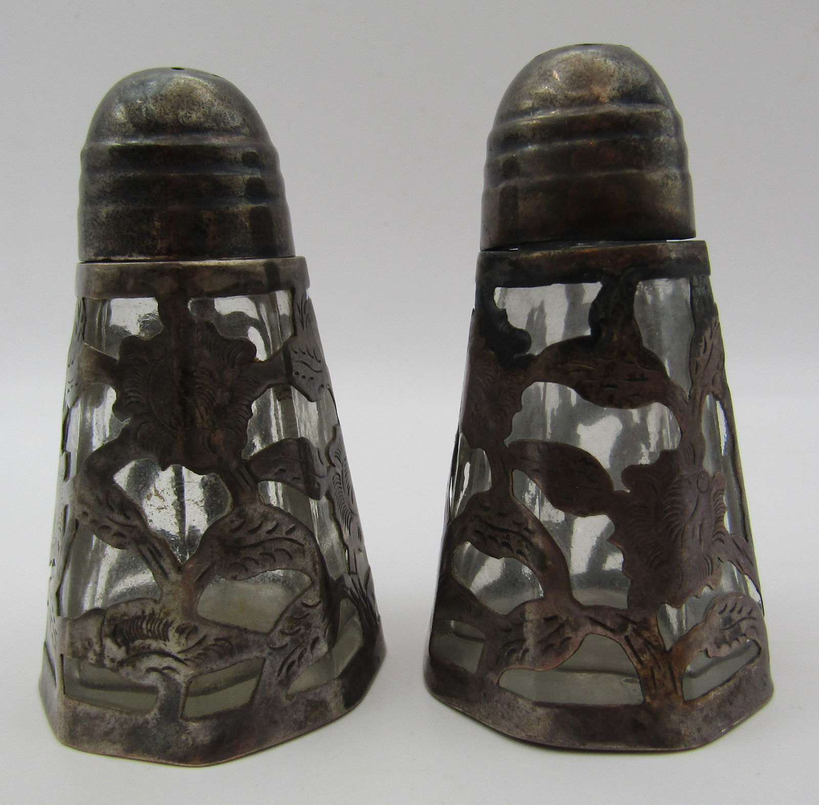 TAXCO STERLING SILVER OVERLAY SALT & PEPPER: VINTAGE ESTATE MARKED" STERLING HECHO EN MEXICO 925 HM" MEASURE 3 INCHES TALL. WEIGH 117.7GRAMS. USED CONDITION. WITH IMPERIAL AUCTION THE COST FOR PACKING AND SHIPPING VIA USPS IN THE USA