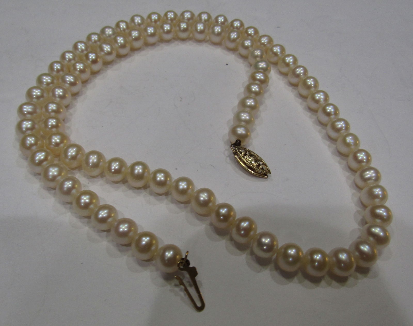14K GOLD "GP HDS" HELZBERG PEARL NECKLACE: 18 INCH LONG VINTAGE ESTATE 6MM CULTURED PEARL NECKLACE. MARKED "14KT HDS GP" YELLOW GOLD FILIGREE CATCH. WEIGHS 23.3 GRAMS. EXCELLENT USED CONDITION. WITH IMPERIAL AUCTION THE COST FOR