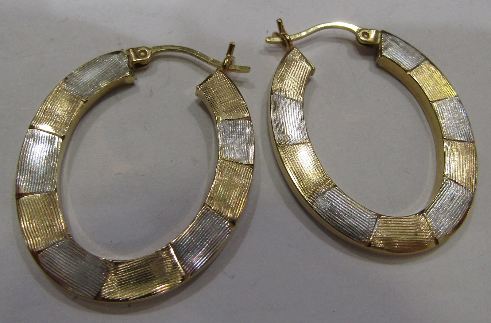 1.25" 14K WHITE & YELLOW GOLD HOOP EARRINGS 2.7GRM: GENUINE VINTAGE ESTATE MARKED 14K WHITE & YELLOW GOLD EARRINGS. MEASURE 1.25 INCH. WEIGH 2.7 GRAMS. EXCELLENT USED CONDITION. WITH IMPERIAL AUCTION THE COST FOR PACKING AND SHIPPING VIA