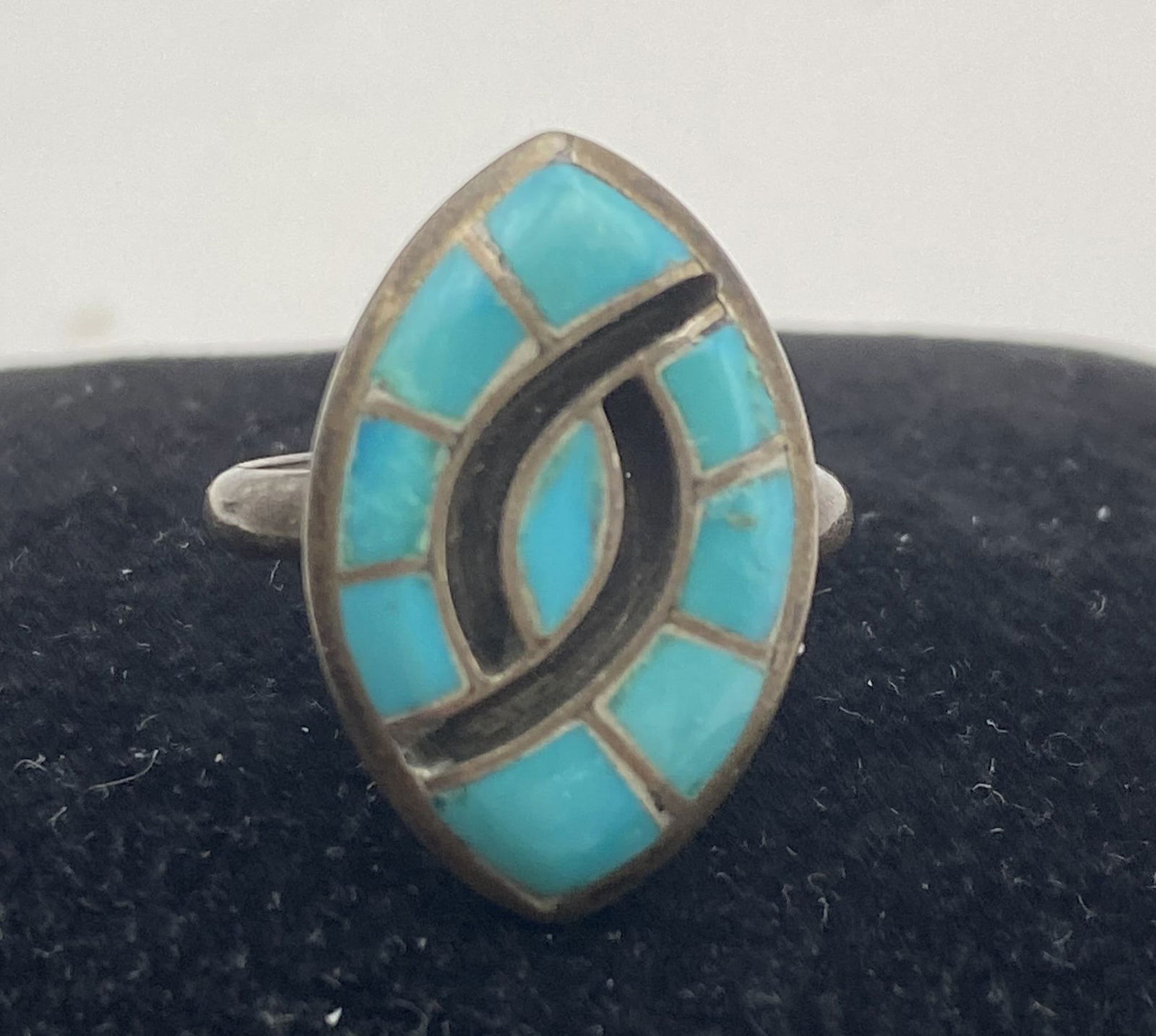 EJB 1979 STERLING ZUNI TURQUOISE HUMMINGBIRD RING: VINTAGE SIGNED "EJB 79" FOR EMMA BOWEKATY NATIVE AMERICAN ZUNI HANDMADE INLAID STONE SWIRL RING. MARKED TESTED STERLING SILVER. WEIGHS 4 GRAMS TOTAL. FACE MEASURES 3/4". RING SIZE 5. WITH IMPERIAL AUC