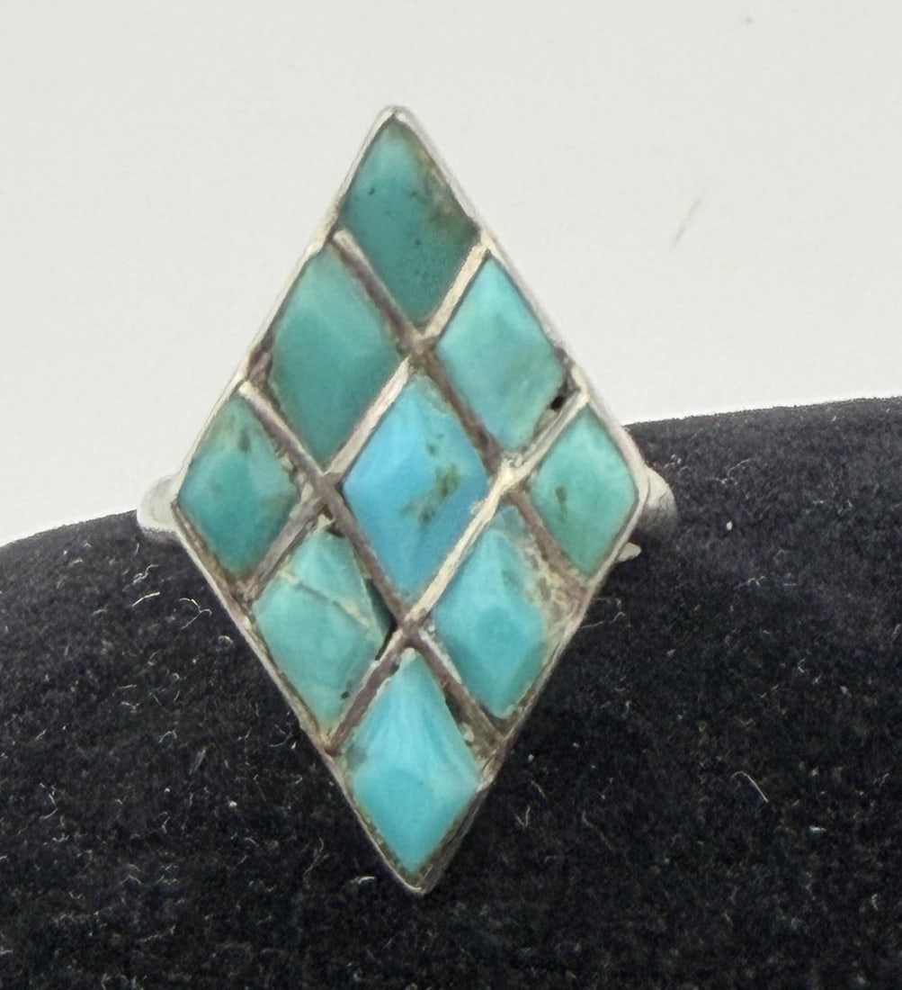 STERLING ZUNI DISHTA TURQUOISE RING: DISHTA STYLE INLAID NATIVE AMERICAN HANDMADE RING. DIAMOND SHAPED WITH UNMARKED UNSIGNED TESTED STERLING SILVER. FACE IS 1". WEIGHS 3.5 GRAMS. RING SIZE 5. WITH IMPERIAL AUCTION THE COST FOR PACKING A