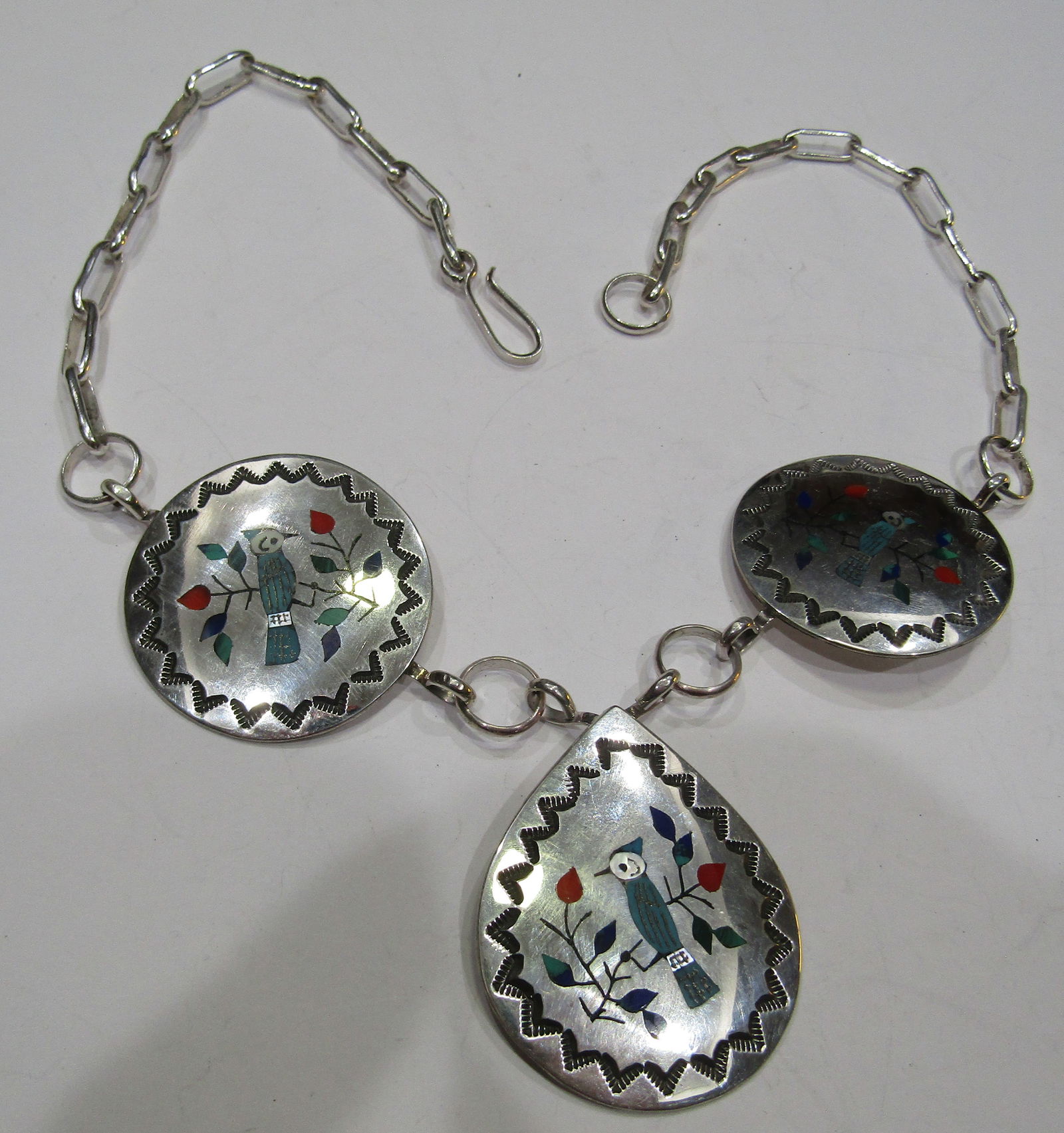 BOYD INLAID TURQUOISE BLUEJAY NECKLACE STERLING SI: BEAUTIFUL INLAY TURQUOISE, MOP & OTHERS. ARTIST SIGNED "RAYMOND BOYD STERLING" SILVER . NATIVE AMERICAN SOUTHWEST ZUNI / NAVAJO INDIAN JEWELRY. MEASURES 20" LONG PLUS A 2 INCH DROP. WEIGHS 52.2 GRAMS.