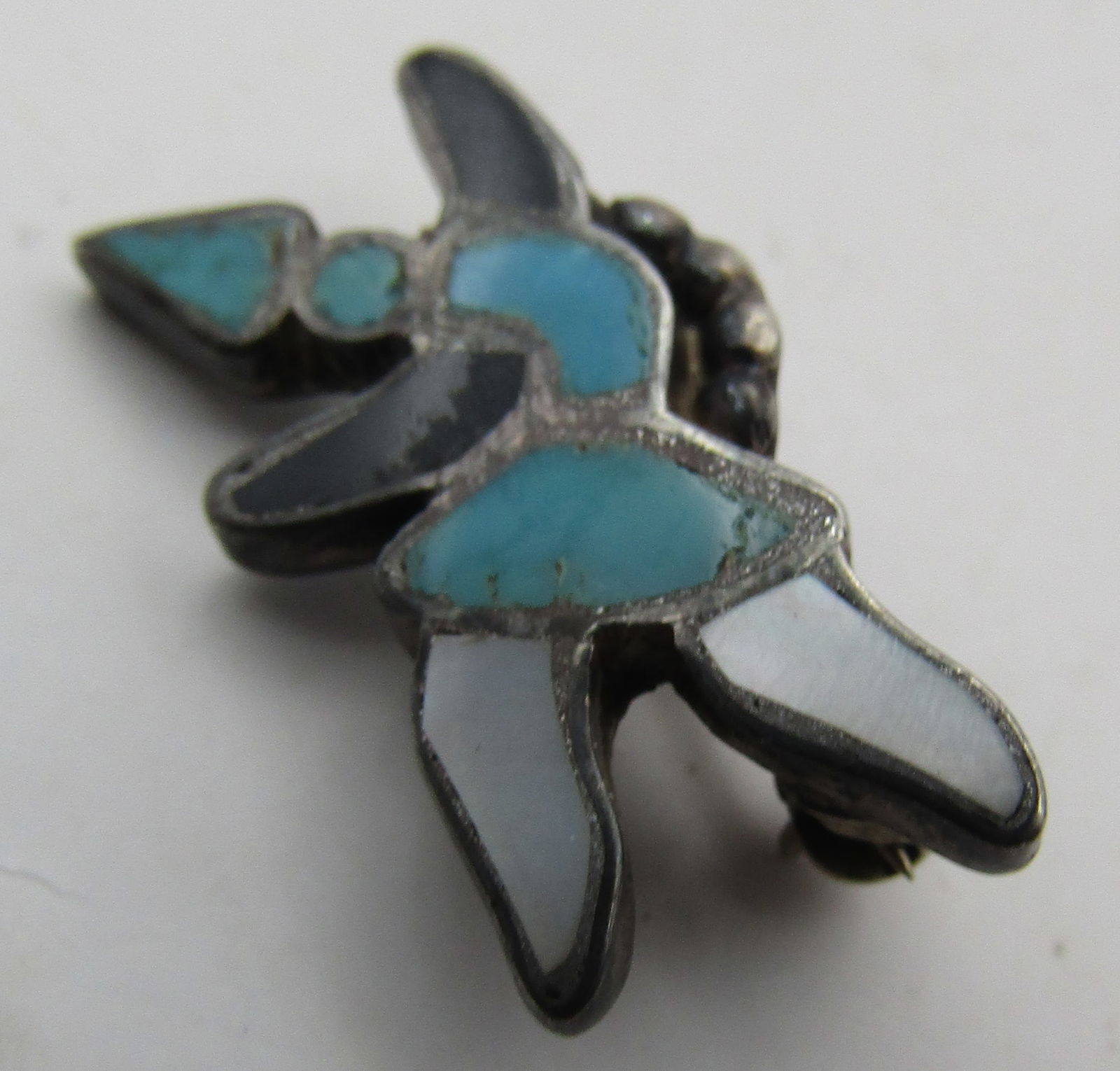 "REX" ZUNI INLAY TURQUOISE PIN STERLING SILVER: EARLY VINTAGE ESTATE HALLMARKED "REX" TESTED STERLING SILVER. NATIVE AMERICAN SOUTHWEST ZUNI INDIAN JEWELRY. MEASURES 1 INCH BY 1/2". WEIGHS 2.5 GRAMS. EXCELLENT USED CONDITION. WITH IMPERIAL AUCTION