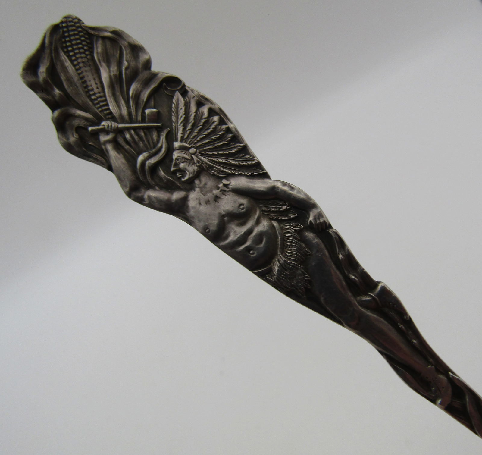 NATIVE AMERICAN INDIAN CHIEF SPOON STERLING SILVER: ANTIQUE C1850 BLACK HAWK INN HOTEL, ROCK ISLAND, IL SOUVENIR SPOON. 5 1/4" LONG. WEIGHS 18.7 GRAMS STERLING SILVER. EXCELLENT USED CONDITION. WITH IMPERIAL AUCTION THE COST FOR PACKING AND SHIPPING VI