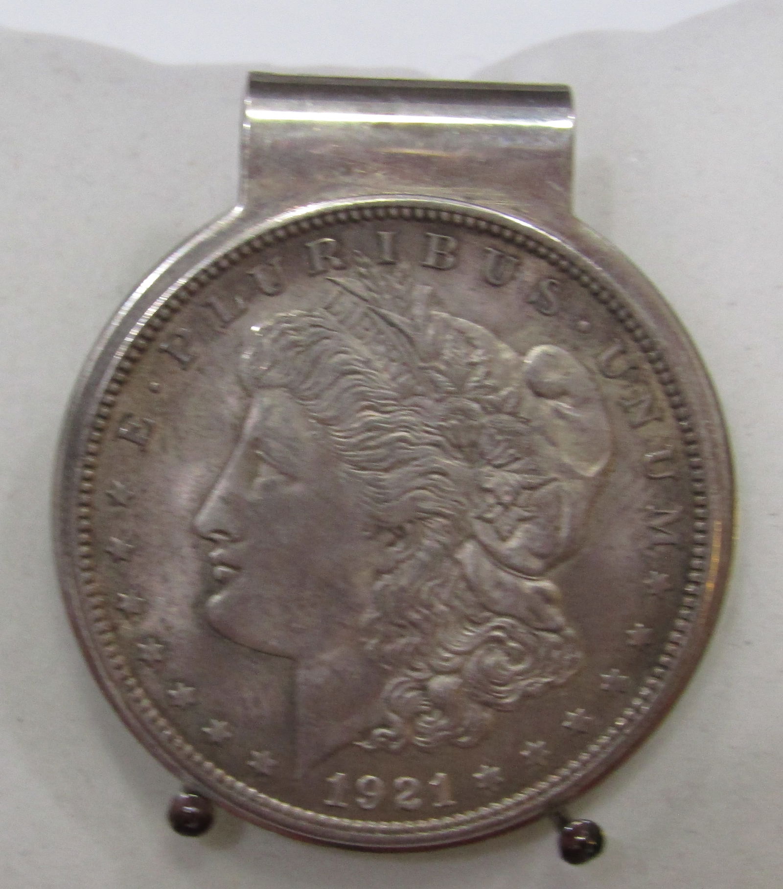 MONEY CLIP 1921 MORGAN SILVER DOLLAR 48GRAMS: MORGAN SILVER DOLLAR MONEY CLIP 1921 . 48.6 GRAMS SILVER. WITH IMPERIAL AUCTION THE COST FOR PACKING AND SHIPPING VIA USPS IN THE USA IS $5.