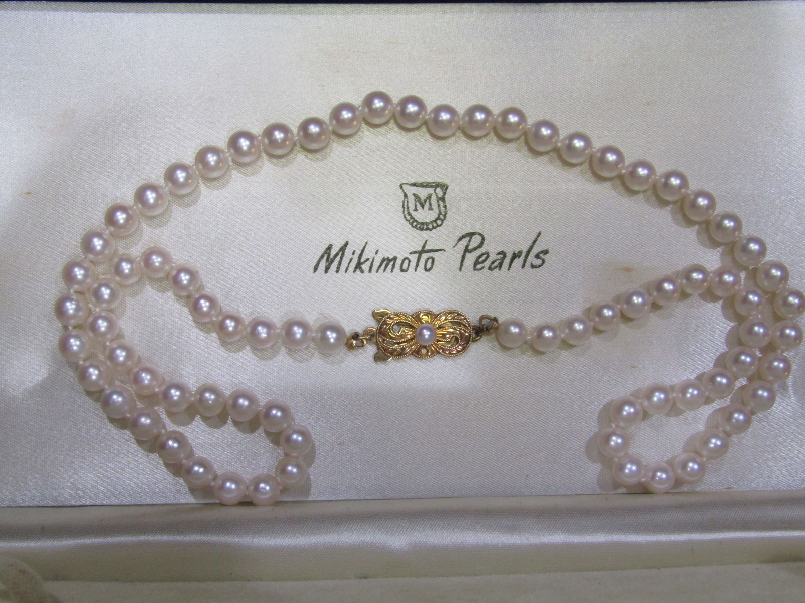 18' MIKIMOTO 6MM AKOYA PEARL NECKLACE 18K GOLD: VINTAGE ESTATE GENUINE HALLMARKED "M 750". MEASURES 18 INCHES LONG. WEIGHS 18.7 GRAMS. EXCELLENT USED CONDITION. WITH IMPERIAL AUCTION THE COST FOR PACKING AND SHIPPING VIA USPS IN THE USA IS $5.