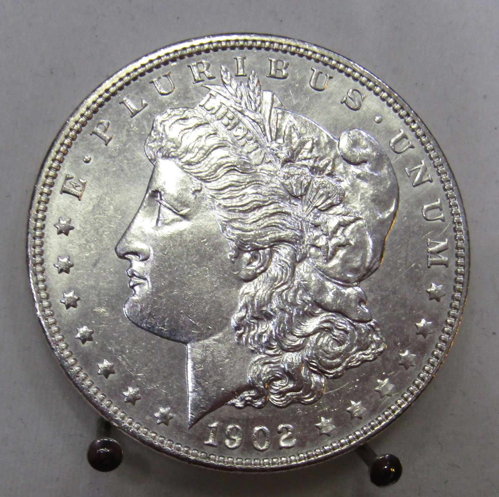 1902 UNC US MORGAN SILVER DOLLAR COIN (1 of 2)