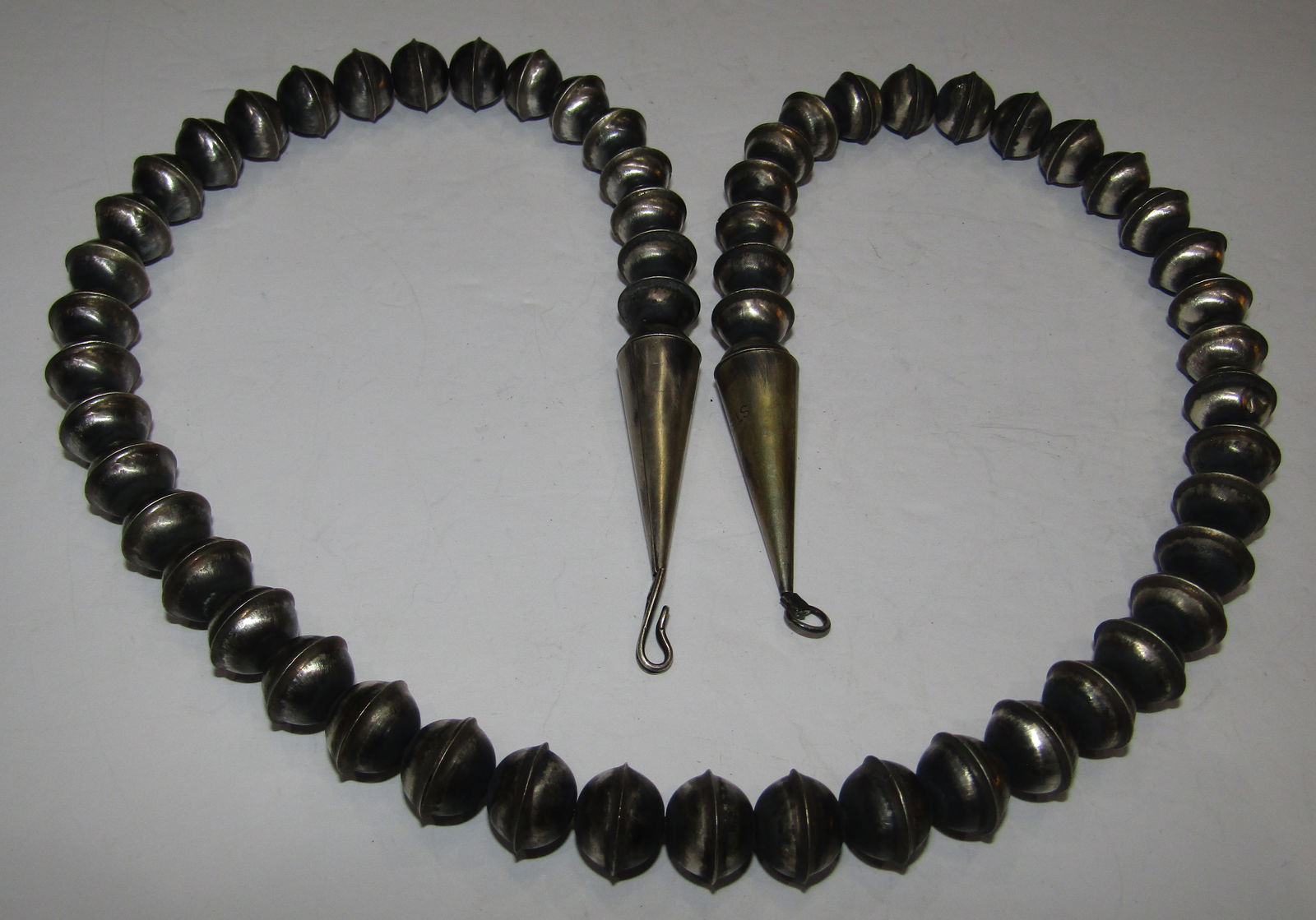 28" 14mm NAVAJO PEARL BEAD NECKLACE STERLING SILVE: MARKED "STERLING" 14MM NAVAJO PEARL BEAD NECKLACE. MEASURES 28 INCHES LONG. NATIVE AMERICAN SOUTHWEST INDIAN JEWELRY. WEIGHS 49.5 GRAMS. EXCELLENT CONDITION. WITH IMPERIAL AUCTION THE COST FOR PACKING