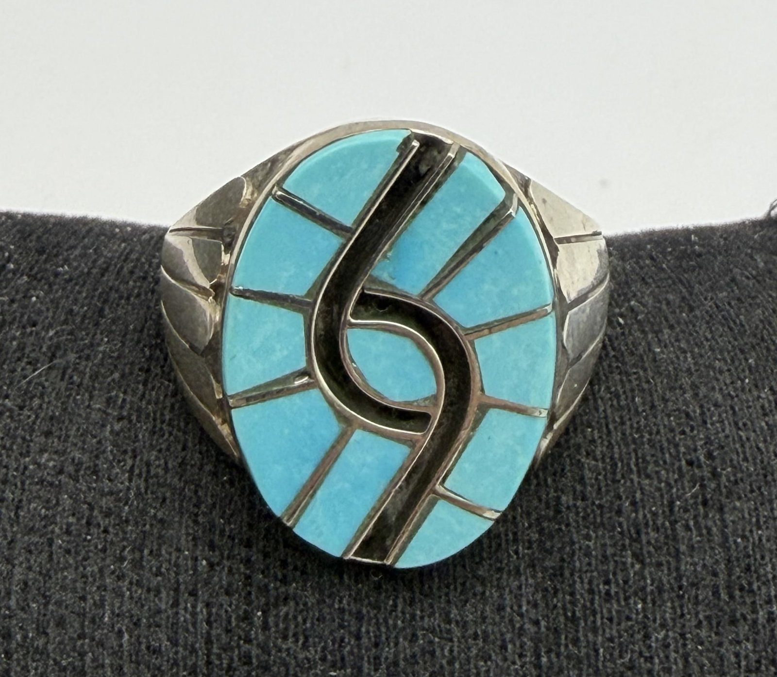 SIZE 11 STERLING ZUNI TURQUOISE HUMMINGBIRD RING: NATIVE AMERICAN HANDMADE WITH INLAID TURQUOISE INTO A SPIRAL HUMMINGBIRD PATTERN. MARKED TESTED STERLING SILVER. FACE OF RING IS 7/8" NORTH SOUTH. WEIGHS 17.6 GRAMS. WITH IMPERIAL AUCTION THE COST FOR
