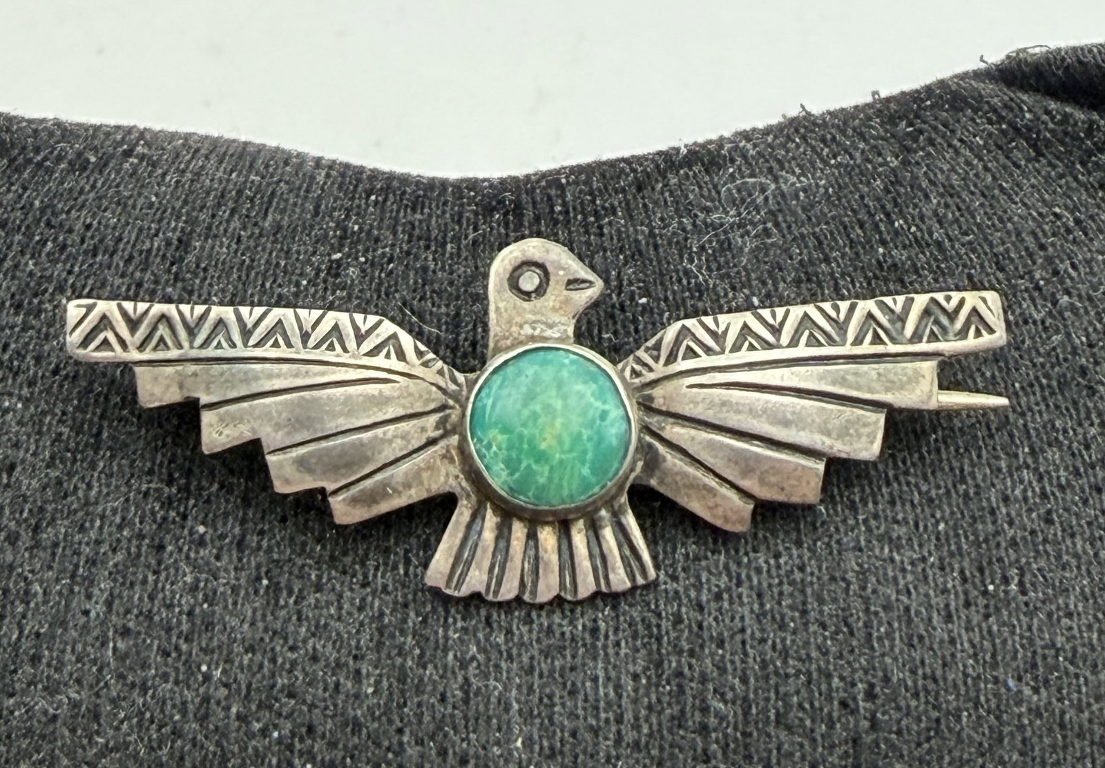 FRED HARVEY 1950'S STERLING THUNDERBIRD PIN BROOCH: 1.5" OLD PAWN VINTAGE NATIVE AMERICAN HANDMADE BIRD PIN. UNIQUE STAMPWORK AND OLD PINBACK MECHANISM. UNSIGNED UNMARKED TESTED STERLING SILVER. WEIGHS 3 GRAMS. MEASURES 1-1/2" X 5/8". WITH IMPERIAL AUC