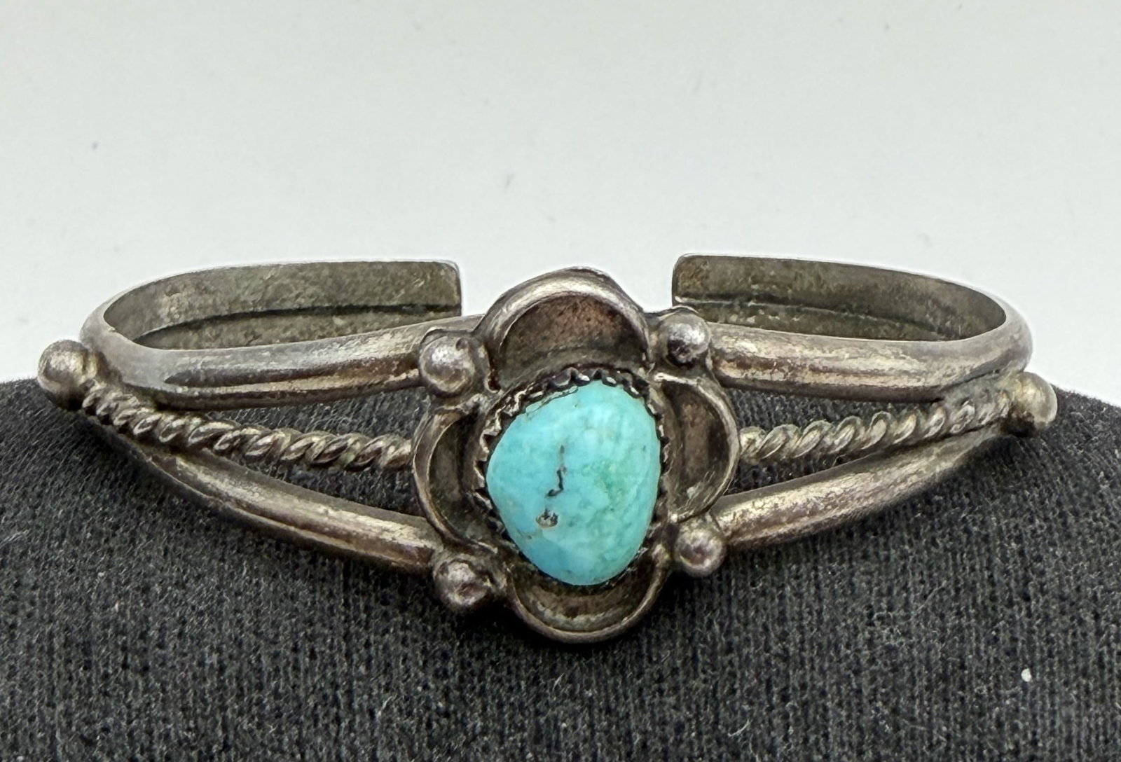 OLD STERLING TURQUOISE NATIVE AMERICAN BRACELET: VINTAGE NATIVE AMERICAN HANDMADE CUFF BRACELET. UNMARKED UNSIGNED TESTED STERLING SILVER. GAP IS 1.75" FLEXIBLE AND FITS 7" WRIST MAX. WEIGHS 16.2 GRAMS. WITH IMPERIAL AUCTION THE COST FOR PACKING AND