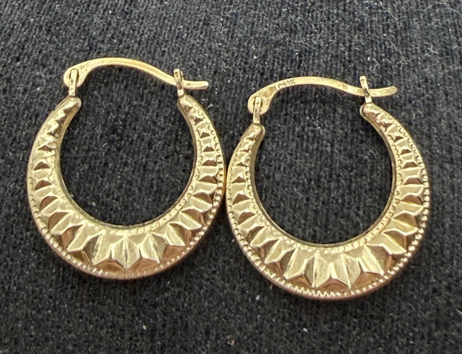 SOLID 14KT GOLD HOOP EARRINGS UNIQUE DESIGN: MARKED SIGNED TESTED 14K SOLID GOLD. UNIQUE TEXTURED HOOP EARRINGS WEIGHS 0.6 GRAMS. MEASURES JUST UNDER 3/4" DIAMETER. WITH IMPERIAL AUCTION THE COST FOR PACKING AND SHIPPING VIA USPS IN THE USA IS $