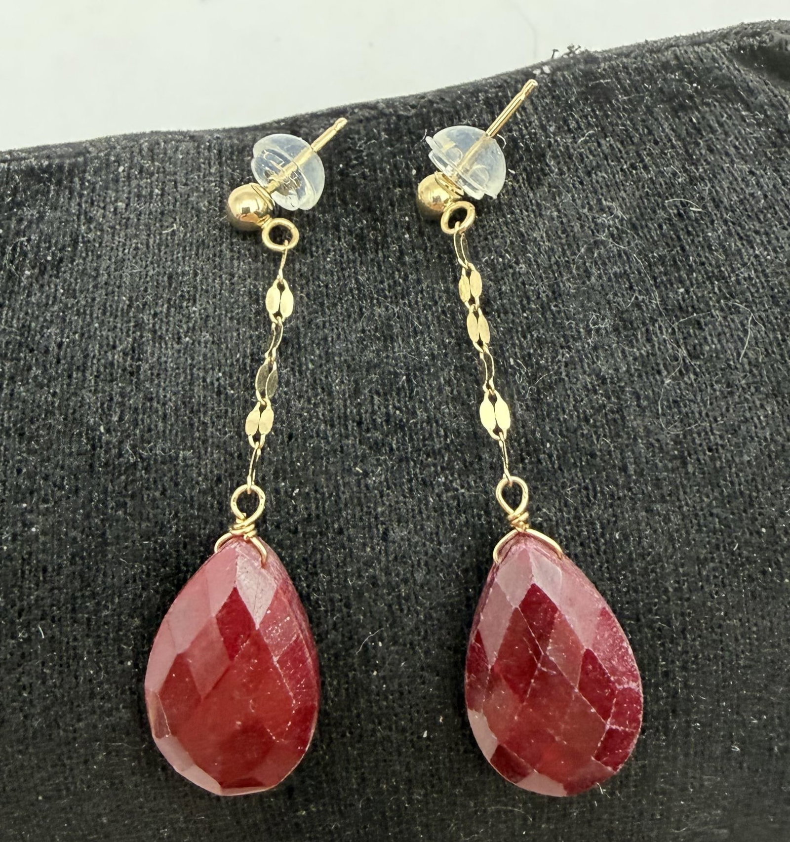 17 CARAT RUBY 14K SOLID GOLD EARRINGS: MARKED SIGNED TESTED 14K SOLID GOLD. GENUINE RUBIES BUT LOW QUALITY. WEIGHS 3.7 GRAMS TOTAL. MEASURES 1.5" WITH DANGLE. WITH IMPERIAL AUCTION THE COST FOR PACKING AND SHIPPING VIA USPS IN THE USA IS $