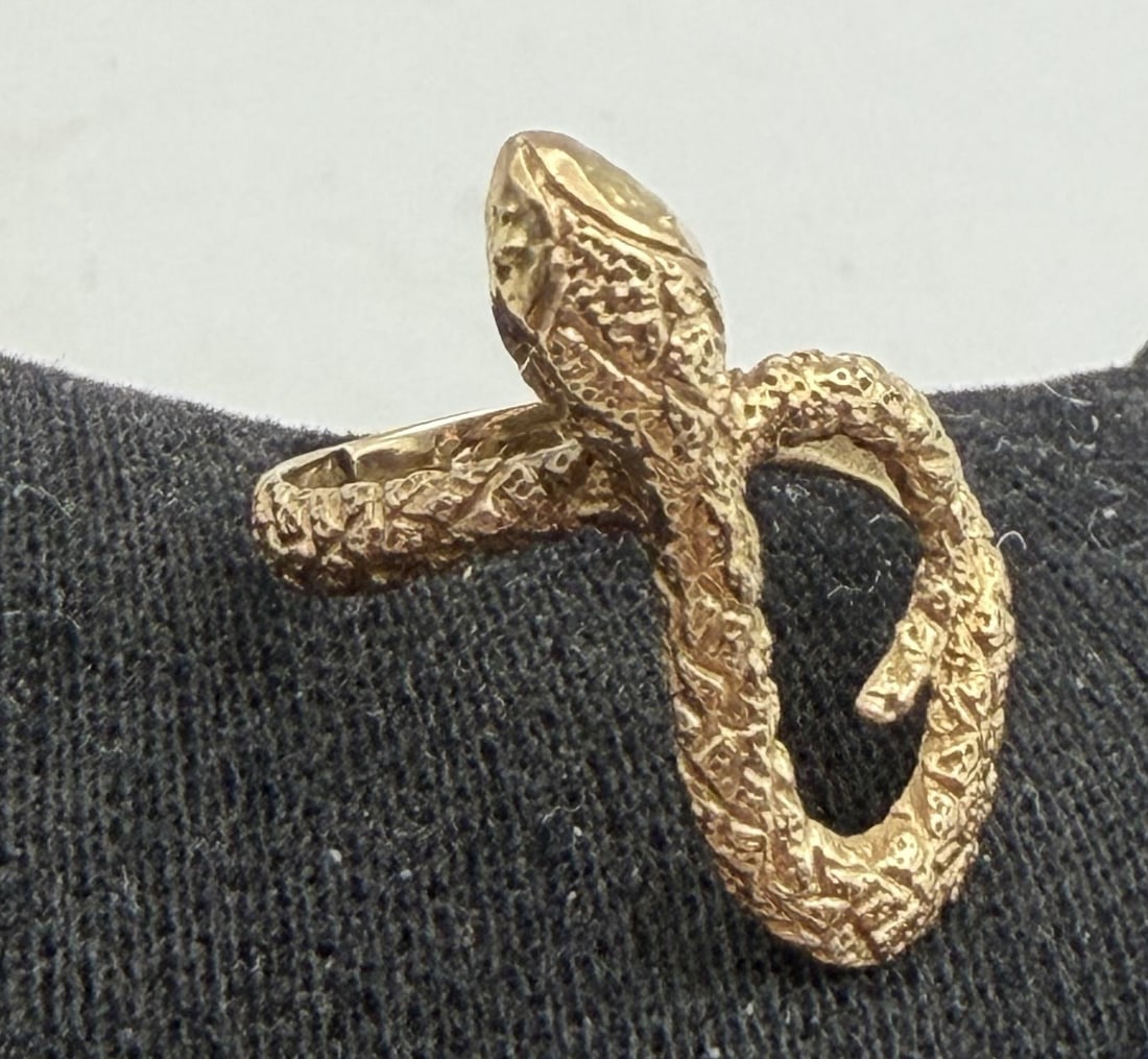 VINTAGE 3/4" 14K SOLID GOLD SNAKE RING: MARKED TESTED 14K SOLID GOLD. FACE OF RING MEASURES 3/4" TALL. WEIGHS 1.9 GRAMS. RING SIZE 5. WITH IMPERIAL AUCTION THE COST FOR PACKING AND SHIPPING VIA USPS IN THE USA IS $5.