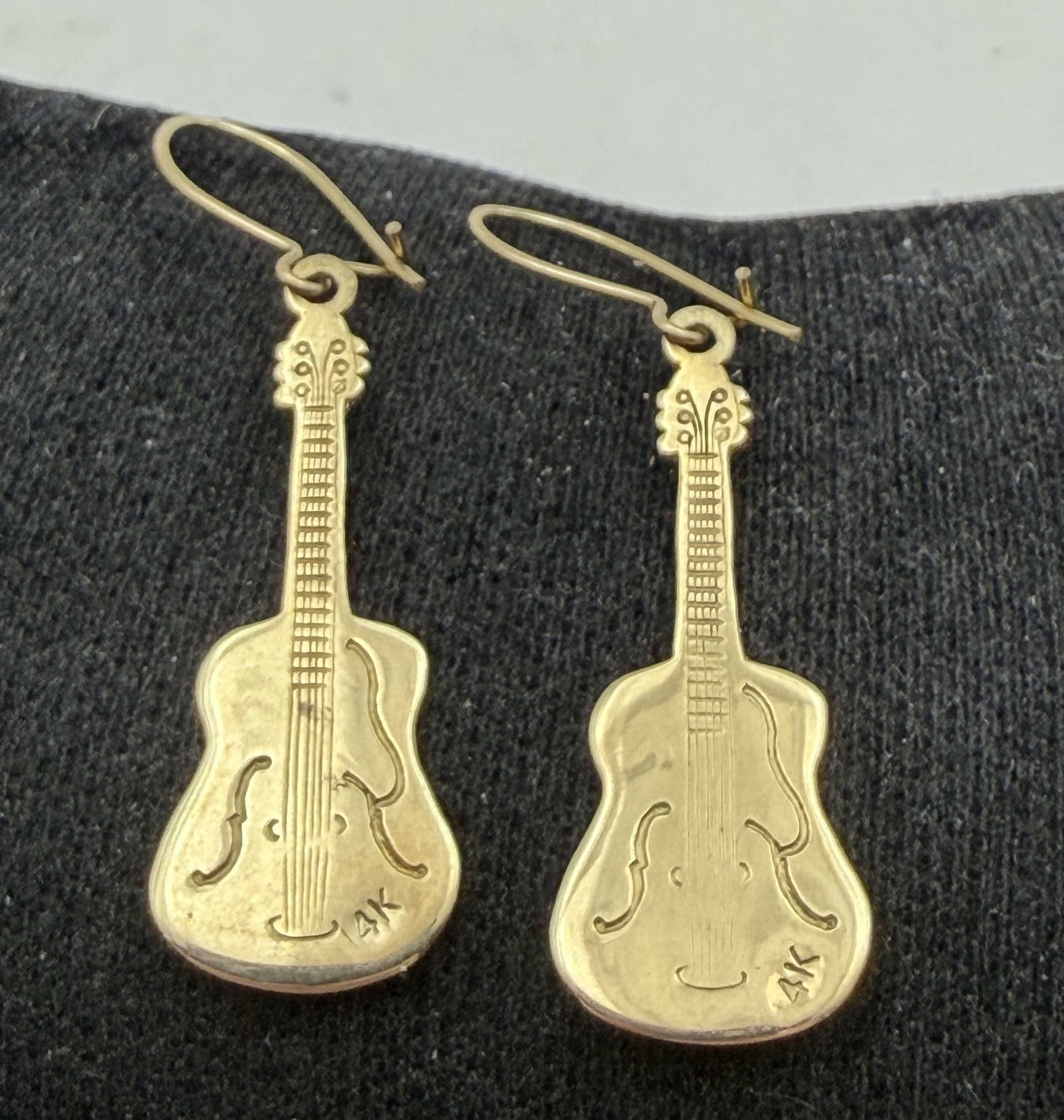 "DZ" UNIQUE 14K SOLID GOLD GUITAR EARRINGS 2.5g: SIGNED "14K DZ" MARKED TESTED 14K SOLID GOLD. UNIQUE MUSICAL DESIGN. WEIGHS 2.5 GRAMS. MEASURES 1-1/8", AND 1-5/8" WITH DROP. WITH IMPERIAL AUCTION THE COST FOR PACKING AND SHIPPING VIA USPS IN THE US