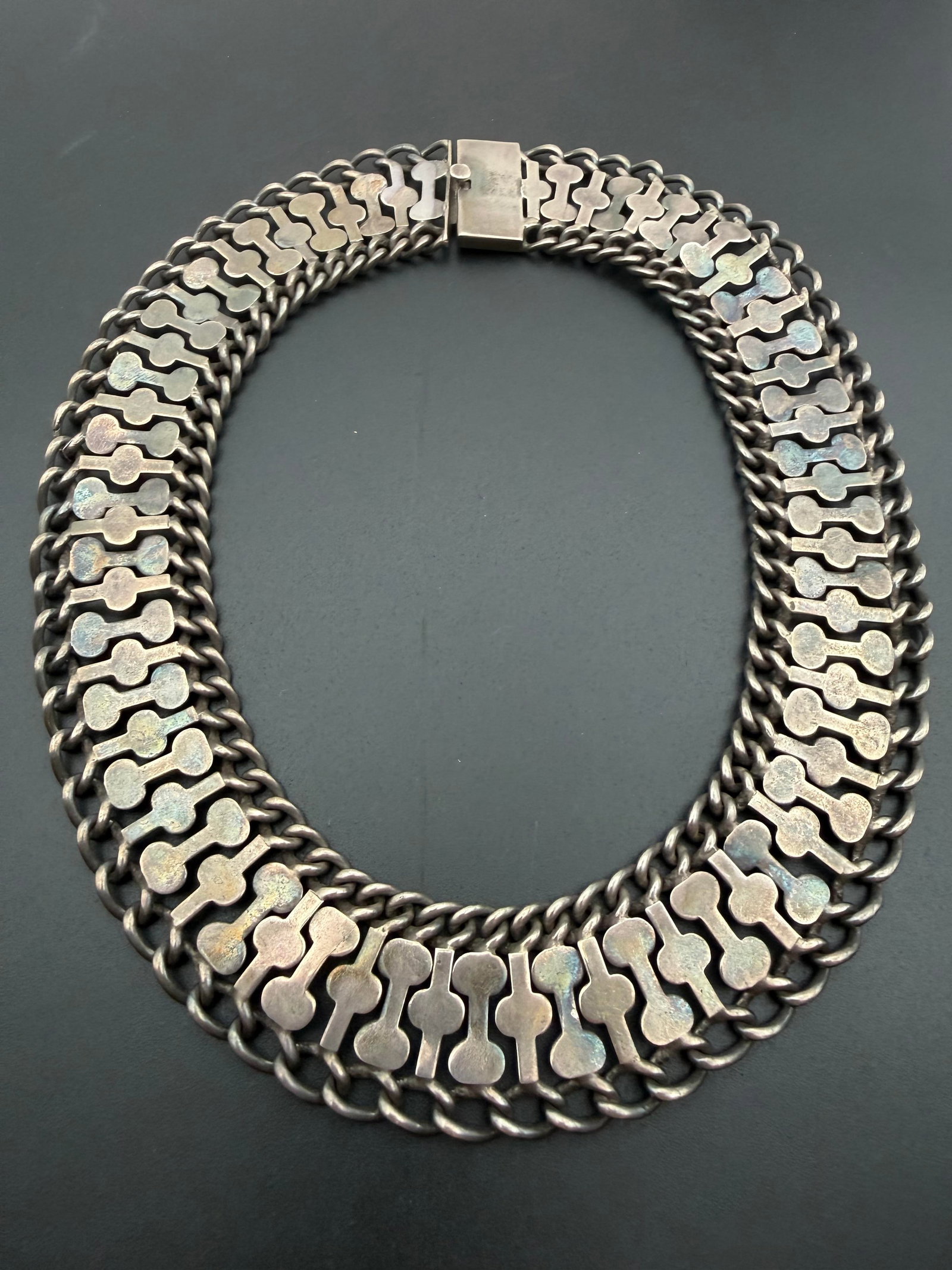VINTAGE FARFAN PLATERIA STERLING TAXCO NECKLACE: VINTAGE TAXCO MEXICO SIGNED PIECE BY FARFAN PLATERIA. UNIQUE PUZZLE GLOBE DESIGN FLANKED BY TWO CHAIN LINKS. MEASURES 15" AND WIDTH IS 1". MARKED TESTED STERLING SILVER. WEIGHS 111 GRAMS. WITH