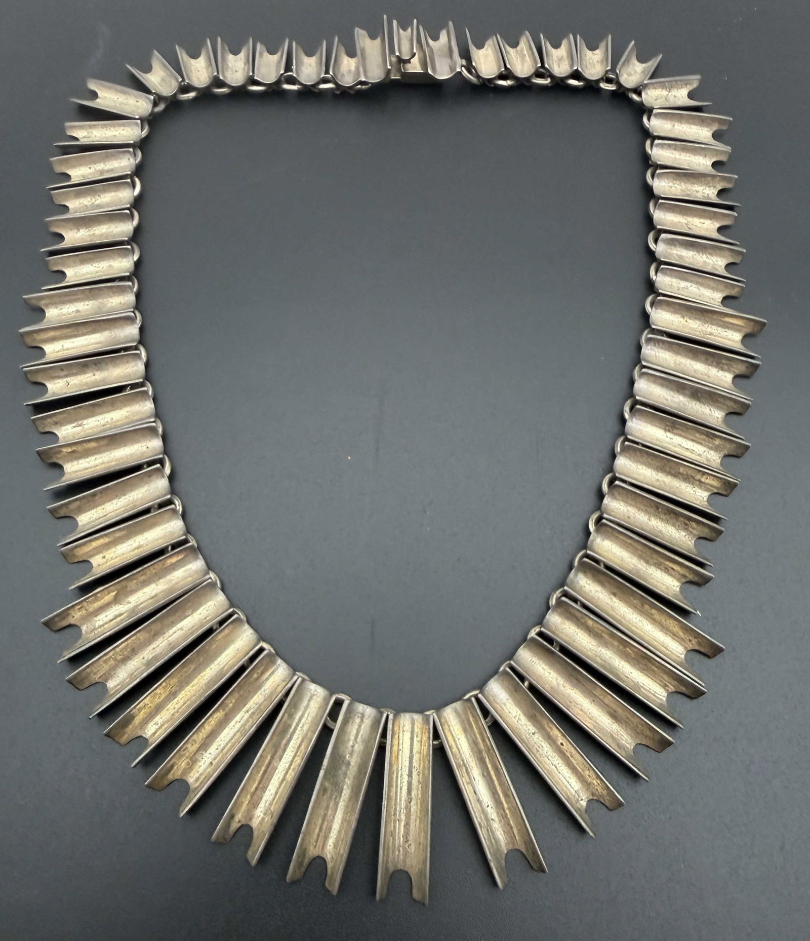124 GRAM TC-84 TAXCO STERLING SUNBURST NECKLACE: CALDERON ATACHI TAXCO MEXICO SIGNED PIECE. UNIQUE BRUTALIST BEADS HAVE A HALF BARREL DESIGN MADE TO LOOK LIKE SUNSHINE OR SUNRAYS. MEASURES 18.5" AND LINKS ARE 1.25". MARKED TESTED STERLING SILVER.