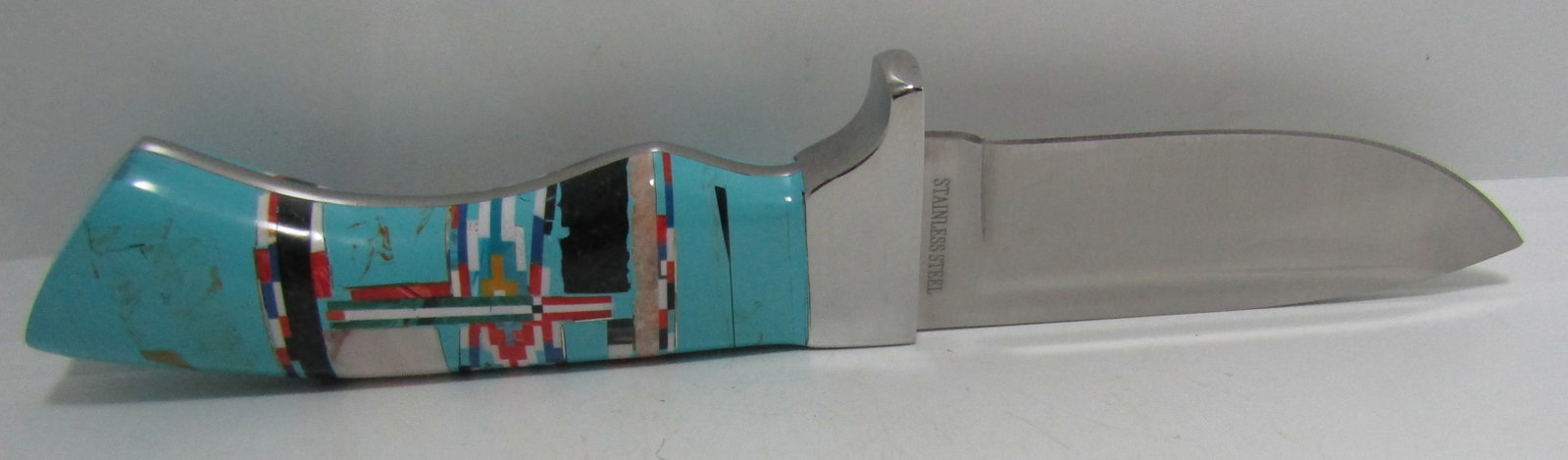 TURQUOISE INLAY HUNTING KNIFE W SHEATH: 7 1/2 INCH KNIFE WITH INLAID TURQUOISE AND STONE GRIP. 4 INCH BLADE WITH SHEATH. WITH IMPERIAL AUCTION THE COST FOR PACKING AND SHIPPING VIA USPS IN THE USA IS $5.