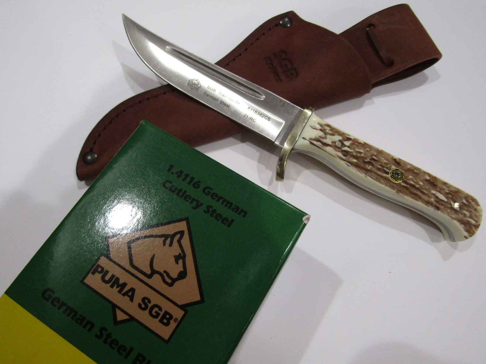 PUMA KNIFE TRAIL GUIDE W SHEATH & BOX: PUMA KNIFE 9 INCH WITH 5 INCH BLADE MICARTA STAG GRIP. WITH IMPERIAL AUCTION THE COST FOR PACKING AND SHIPPING VIA USPS IN THE USA IS $5.