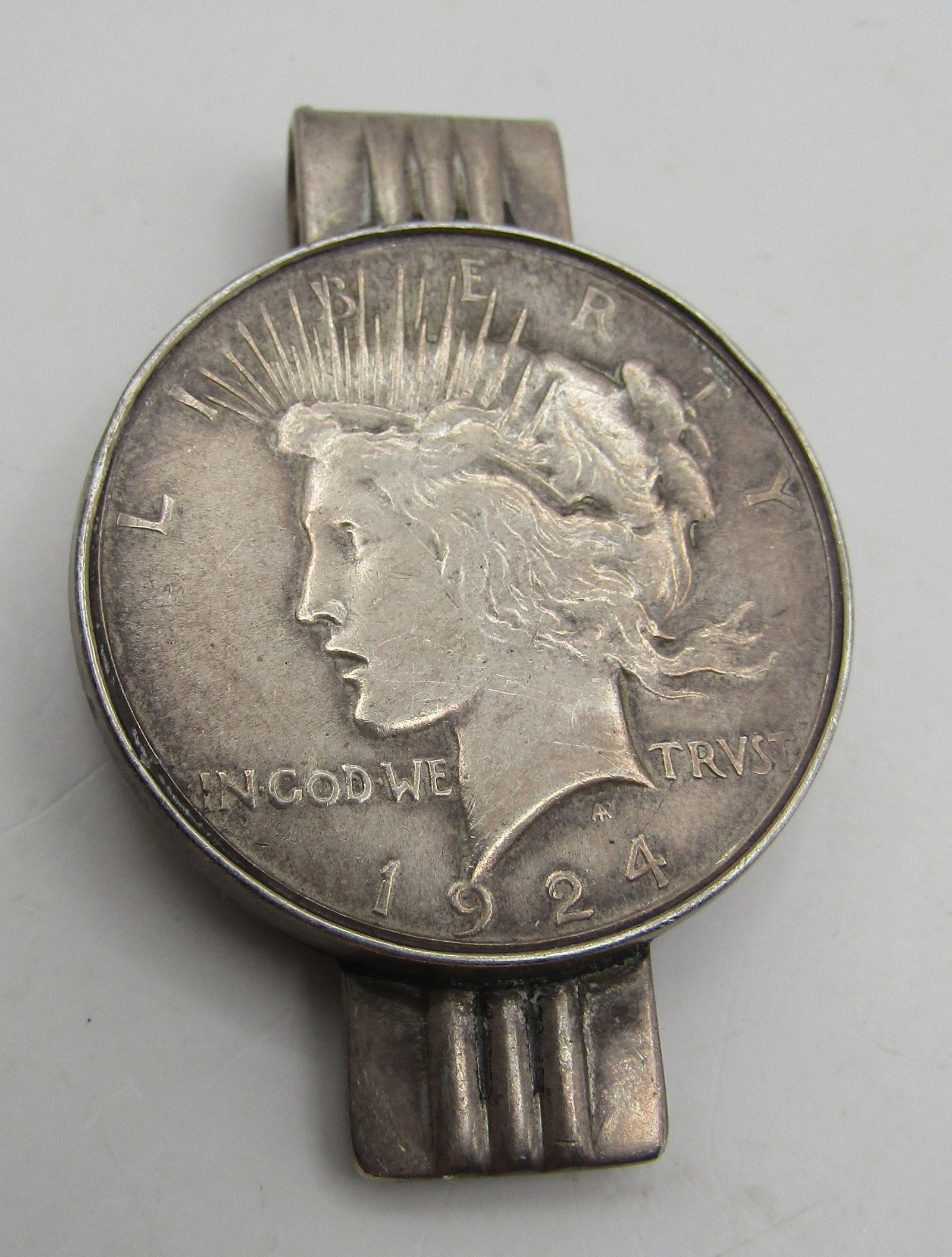 1924 US SILVER DOLLAR COIN MONEYCLIP STERLING 50GR: GENUINE VINTAGE ESTATE MARKED "SWANK STERLING" SILVER FRAME. MONEY CLIP MEASURES 2.25" BY 1.5". WEIGHS 49.8 GRAMS. EXCELLENT USED CONDITION. WITH IMPERIAL AUCTION THE COST FOR PACKING AND SHIPPING VIA