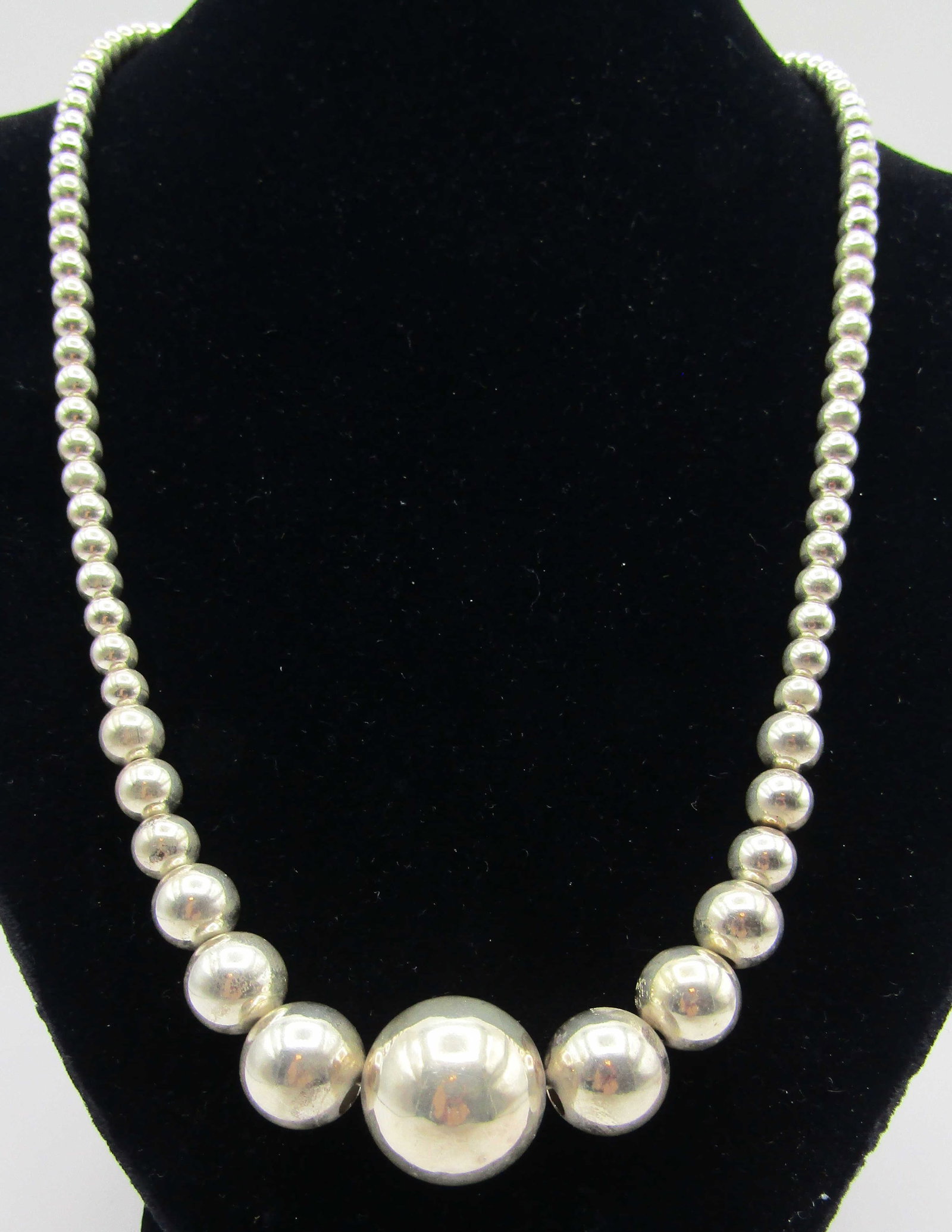 20MM BEAD 24" NECKLACE STERLING SILVER 36.8GR: VINTAGE ESTATE GRADUATED 6MM TO 20MM BEAD NECKLACE. MEASURES 24 INCHES LONG. TESTED STERLING SILVER. WEIGHS 36.8 GRAMS. EXCELLENT USED CONDITION. WITH IMPERIAL AUCTION THE COST FOR PACKING AND SHIPPIN