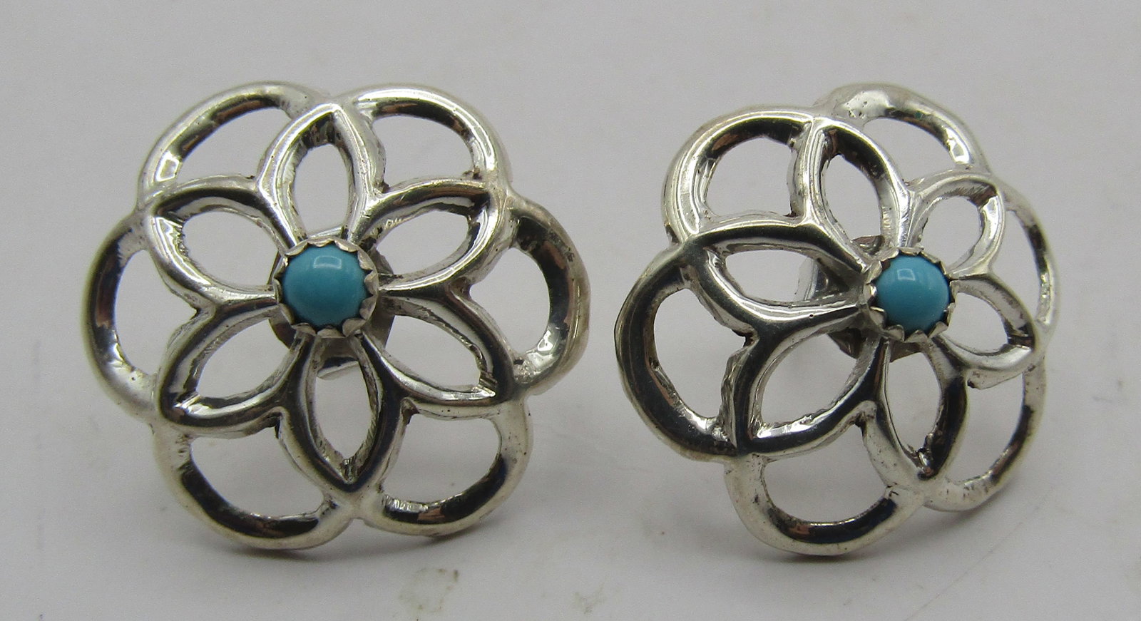 SNAKE EYE TURQUOISE EARRINGS STERLING SILVER: VINTAGE ESTATE GENUINE TURQUOISE EARRINGS. NATIVE AMERICAN SOUTHWEST NAVAJO INDIAN JEWELRY. MEASURE .75 INCH. TESTED STERLING SILVER, WEIGH 2.7 GRAMS. EXCELLENT USED CONDITION. WITH IMPERIAL AUCTION T