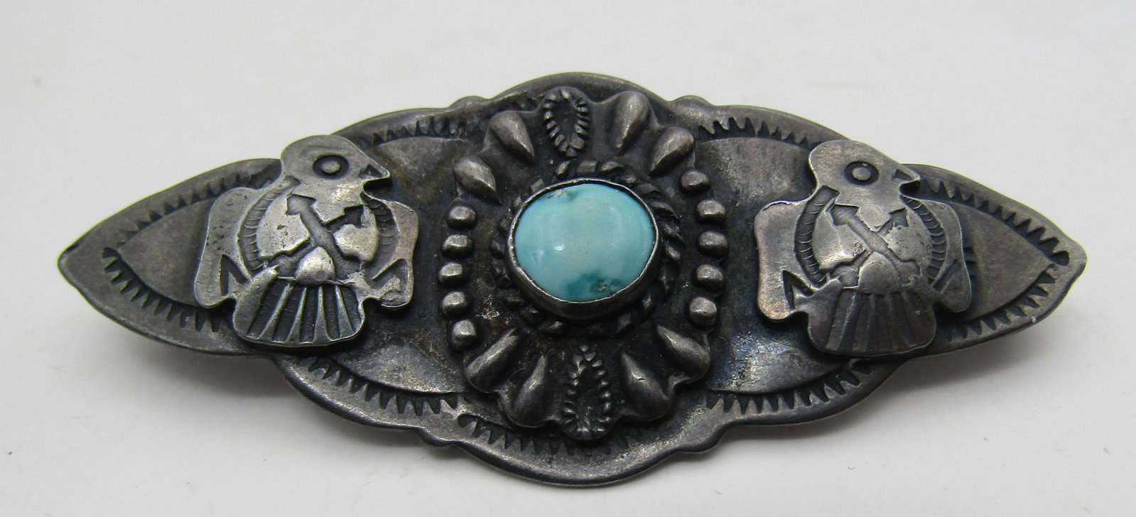 FRED HARVEY ERA TURQUOISE PIN STERLING SILVER: EARLY VINTAGE ESTATE GENUINE TURQUOISE BROOCH. NATIVE AMERICAN SOUTHWEST NAVAJO INDIAN JEWELRY. MEASURES 2.5 INCHES. MARKED AND TESTED "STERLING" SILVER. WEIGHS 13.9 GRAMS. EXCELLENT USED CONDITION. W