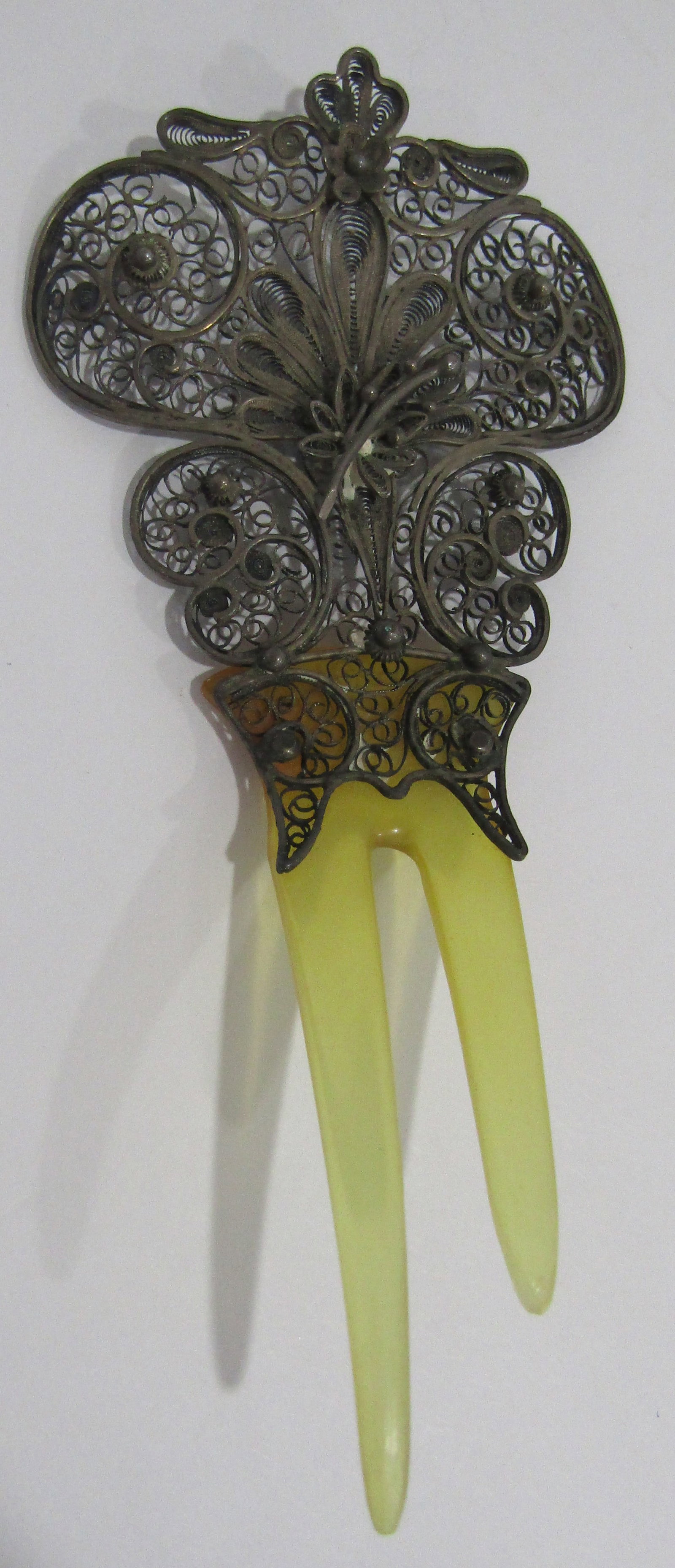 ANTIQUE ORNATE STERLING SILVER FILIGREE HAIR COMB: ANTIQUE BELLE EPOQUE HANDCRAFTED FILIGREE WORK . MEASURES 5 INCHES TALL. WEIGHS 17.3 GRAMS; TESTED STERLING. EXCELLENT ANTIQUE CONDITION; EXCEPT FOR ONE PRONG. WITH IMPERIAL AUCTION THE COST FOR PACKI