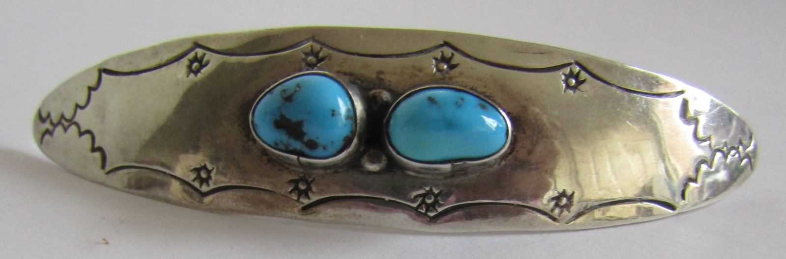 TURQUOISE HAIR CLIP BARRETTE STERLING SILVER: HAND STAMPED VINTAGE ESTATE TURQUOISE HAIR CLIP. MARKED AND TESTED STERLING SILVER NATIVE AMERICAN SOUTHWEST INDIAN NAVAJO JEWELRY. MEASURES 3.25 INCHES LONG . WEIGHS 10.9 GRAMS. EXCELLENT USED CONDIT