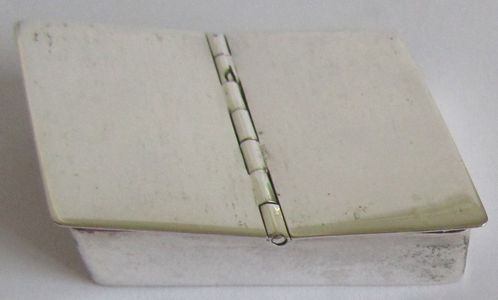 DOUBLE COMPARTMENT TRINKET BOX STERLING SILVER 28G: DOUBLE COMPARTMENT TRINKET BOX. MARKED "STERLING 925". MEASURES 2 INCHES BY 1 1/2 INCHES. WEIGHS 28 GRAMS. EXCELLENT USED CONDITION. WITH IMPERIAL AUCTION THE COST FOR PACKING AND SHIPPING VIA USPS IN