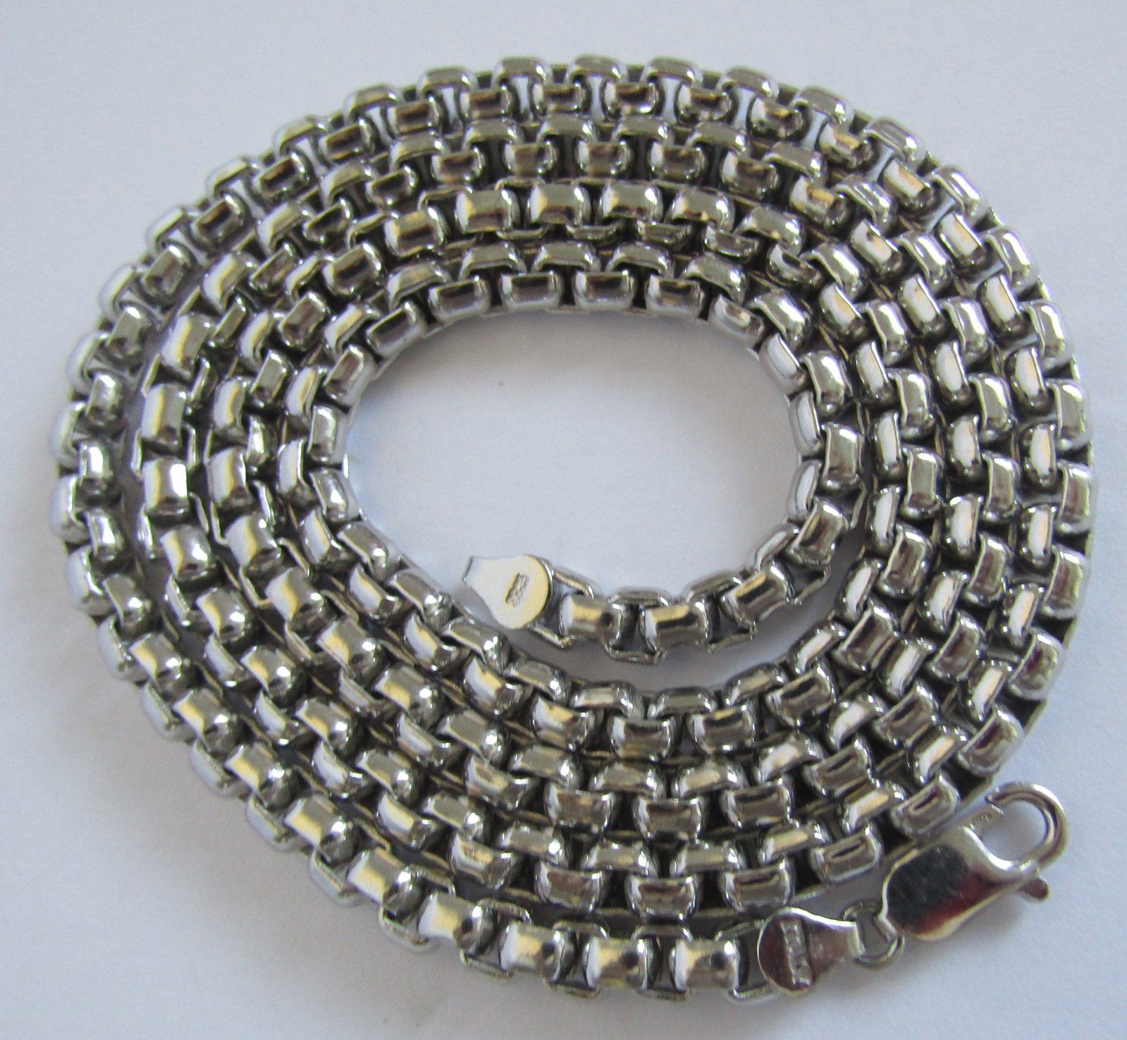 24" BOX LINK CHAIN NECKLACE STERLING SILVER 72GRAM: 24 INCH LONG BEVELED EDGE BOX LINK CHAIN. MEASURES 24 INCHES LONG. WEIGHS 72 GRAMS OF STERLING SILVER. EXCELLENT CONDITION. WITH IMPERIAL AUCTION THE COST FOR PACKING AND SHIPPING VIA USPS IN THE USA 