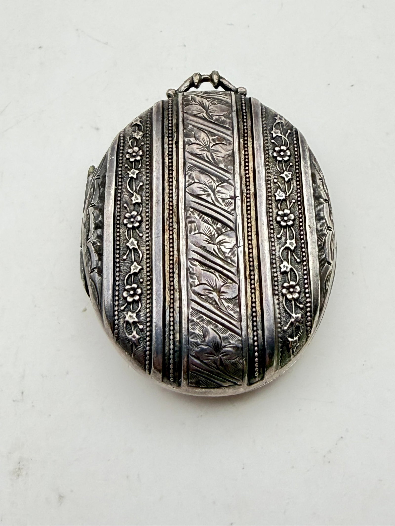 ANTIQUE GORHAM STERLING PICTURE LOCKET PENDANT: VICTORIAN INTRICATELY CRAFTED FLORAL 3D PENDANT. SIGNED HALLMARKED G ANCHOR LION B&O LIKELY BIRMINGHAM. TESTED STERLING SILVER. MEASURES JUST UNDER 2" X 1.5". WEIGHS 11.8 GRAMS TOTAL. WITH IMPERIAL AU