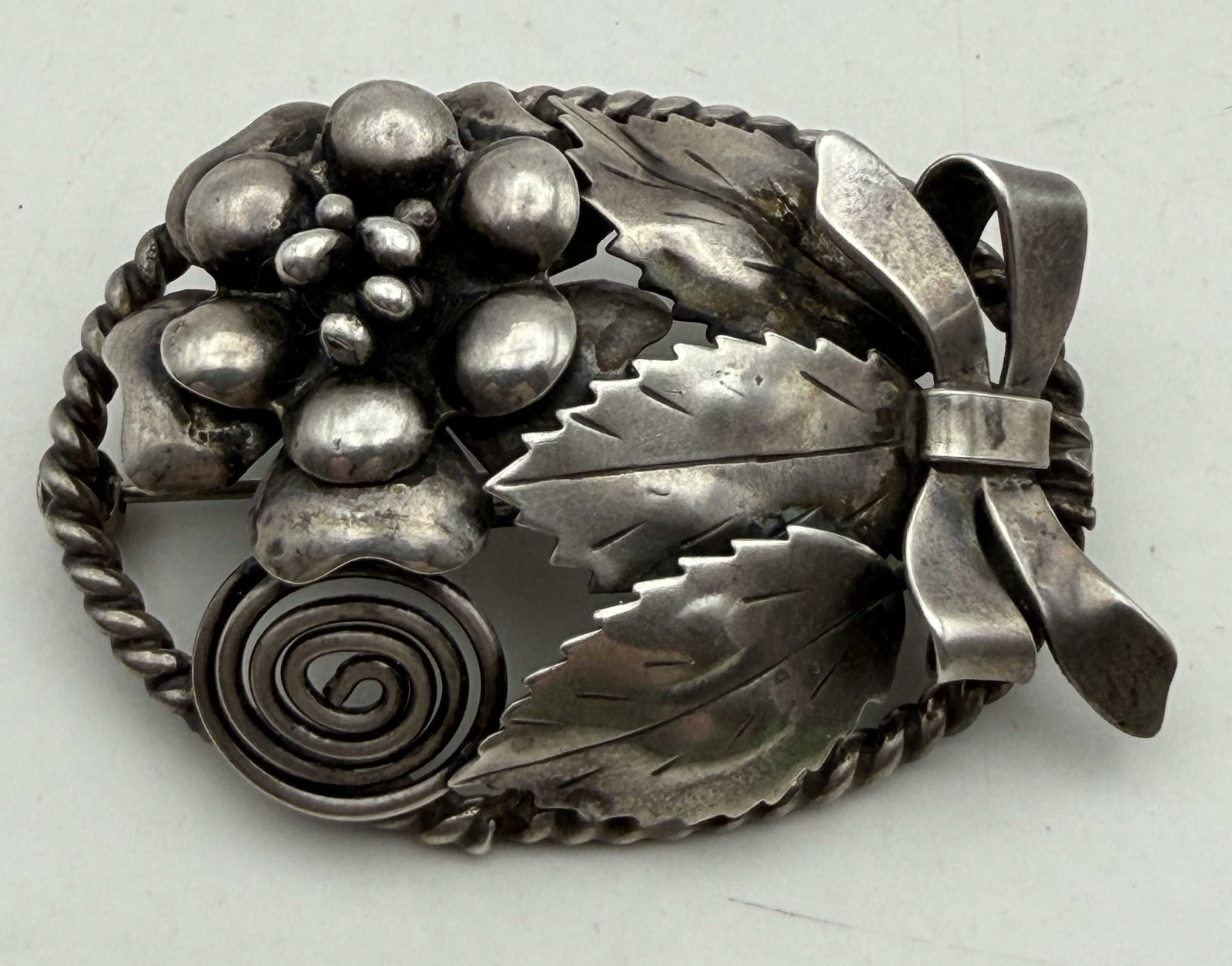 2" OLD VINTAGE STERLING MISTLETOE BOW PIN BROOCH: UNSIGNED MARKED TESTED STERLING SILVER. MEASURES 2" X 1.25". WEIGHS 15.7 GRAMS TOTAL. WITH IMPERIAL AUCTION THE COST FOR PACKING AND SHIPPING VIA USPS IN THE USA IS $5.