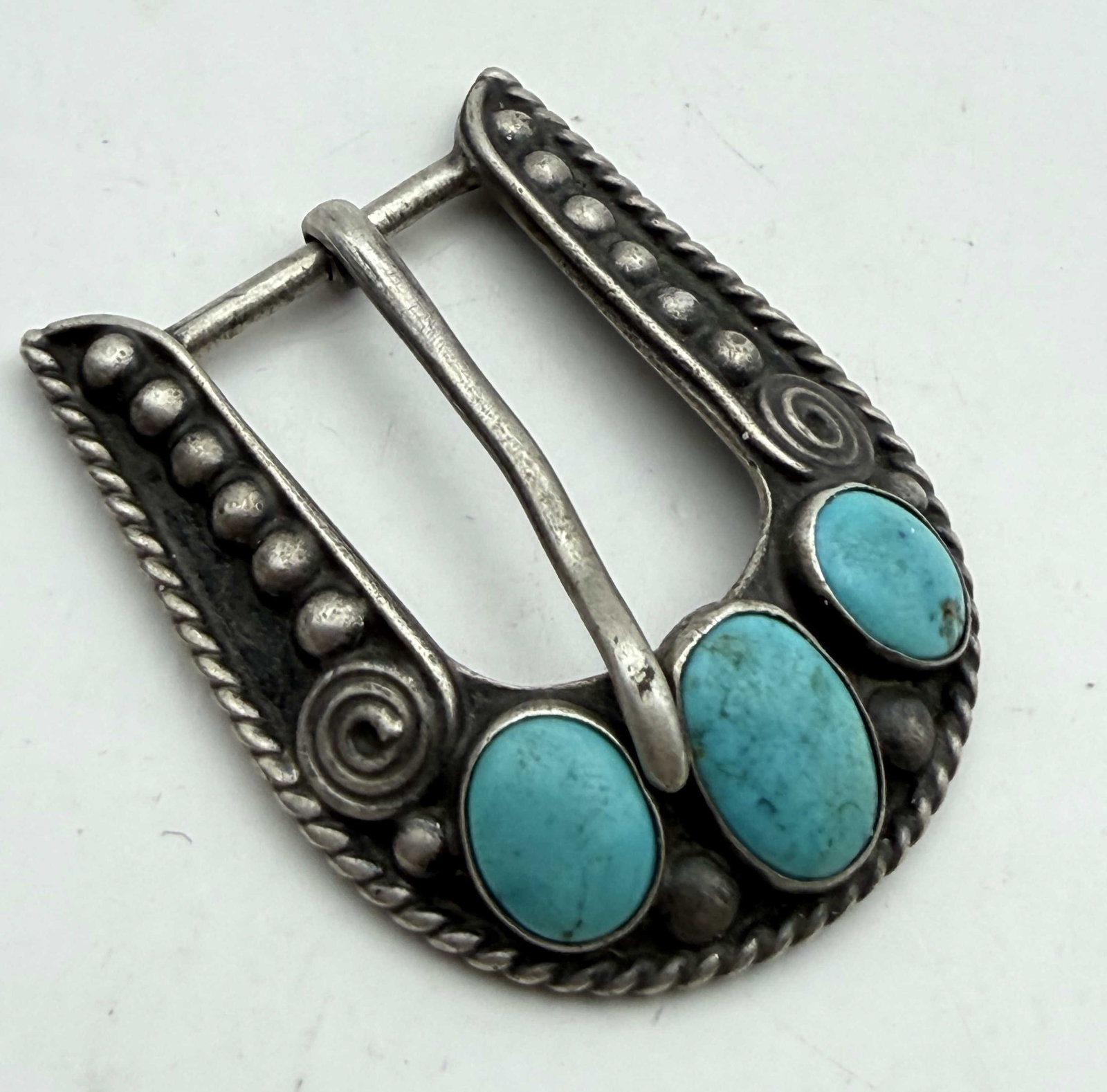 FRED HARVEY VINTAGE STERLING TURQUOISE BELT BUCKLE: VINTAGE HANDMADE NATIVE AMERICAN BELT BUCKLE. UNMARKED UNSIGNED TESTED STERLING SILVER. WEIGHS 23.1 GRAMS. MEASURES 2" X 1.5". FITS 3/4" LEATHER. WITH IMPERIAL AUCTION THE COST FOR PACKING AND SHIPPIN