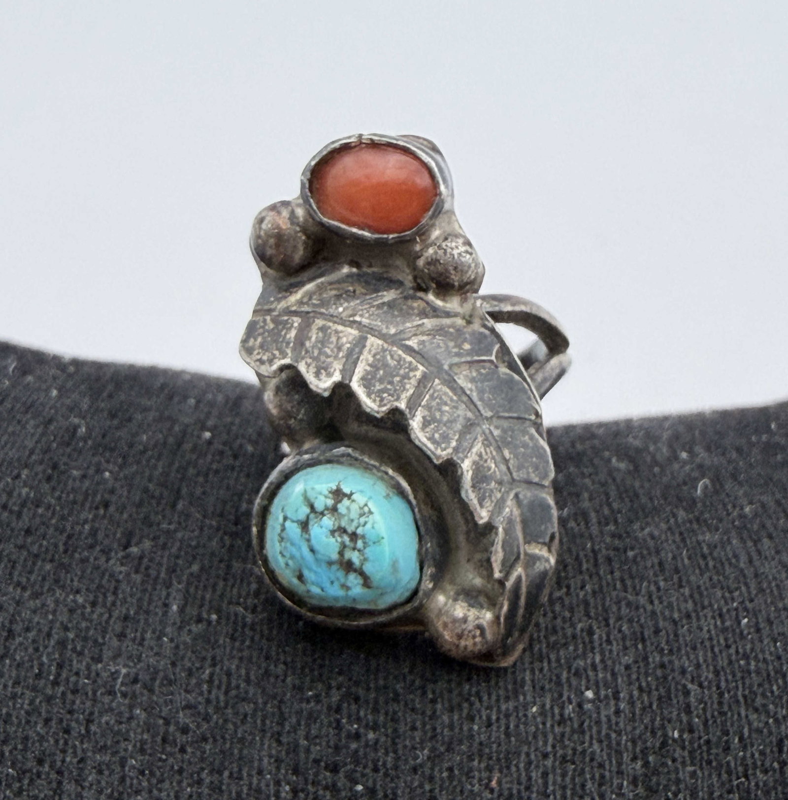 1" VINTAGE RED CORAL STERLING TURQUOISE RING: NATIVE AMERICAN HANDMADE LEAF RING. UNSIGNED UNMARKED TESTED STERLING SILVER. WEIGHS 6.5 GRAMS. FACE OF RING IS 1" TALL. RING SIZE 3.5. WITH IMPERIAL AUCTION THE COST FOR PACKING AND SHIPPING VIA USPS