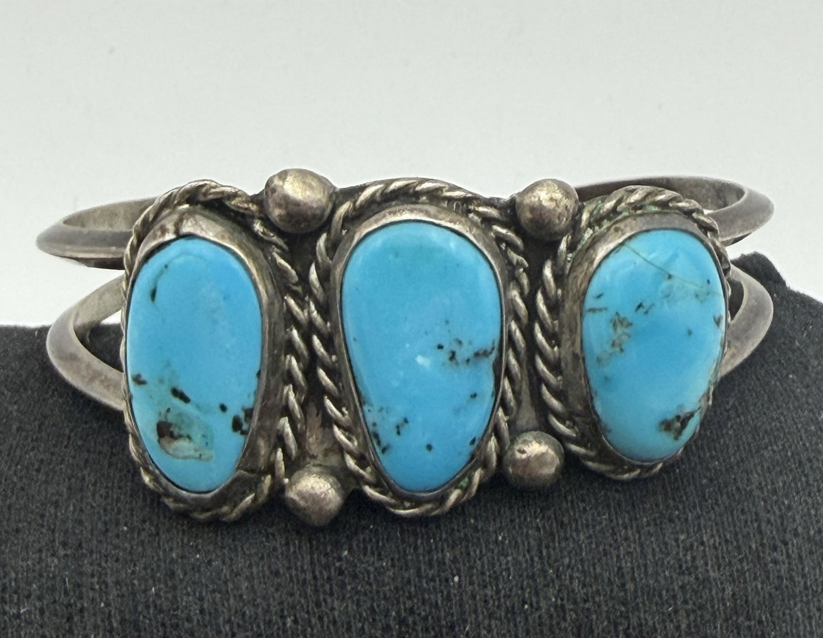 VINTAGE 28 GRAM STERLING TURQUOISE CUFF BRACELET (1 of 3)