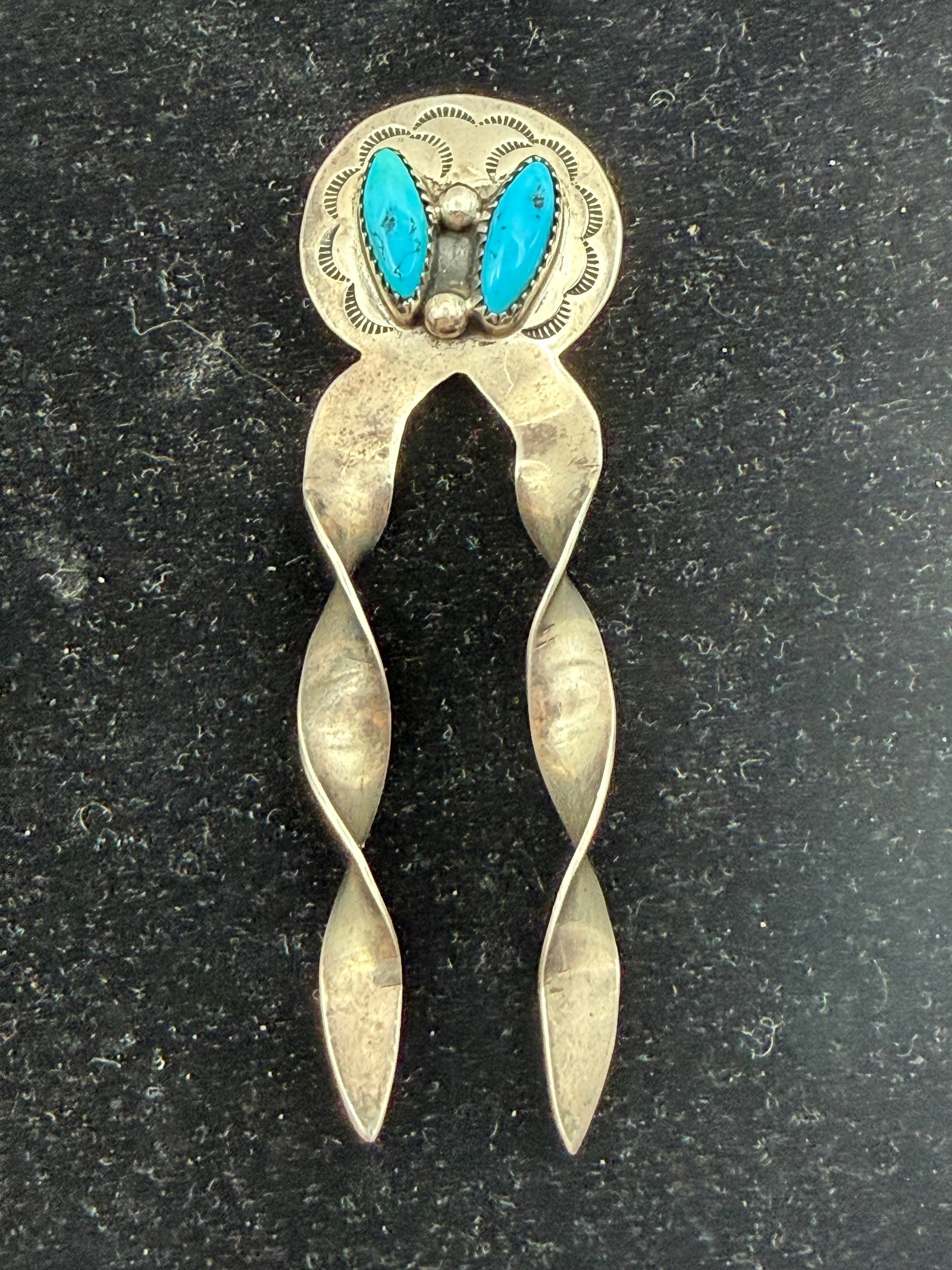 VINTAGE STERLING TURQUOISE HAIR PIN: UNMARKED UNSIGNED NATIVE AMERICAN HANDMADE HAIR PIN OR BARRETTE. TESTED STERLING SILVER. MEASURES 3.25" X 1". WEIGHS 10.5 GRAMS. WITH IMPERIAL AUCTION THE COST FOR PACKING AND SHIPPING VIA USPS IN THE