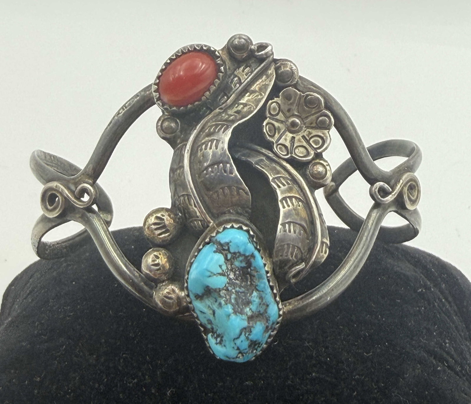 VTG RED CORAL TURQUOISE STERLING NAVAJO BRACELET: VINTAGE OLD PAWN NATIVE AMERICAN HANDMADE CUFF BRACELET. UNSIGNED UNMARKED TESTED STERLING SILVER. FACE IS 1.75", GAP IS 1.5" FLEXIBLE AND FITS 6.75" WRIST. WEIGHS 23.5 GRAMS. WITH IMPERIAL AUCTION TH