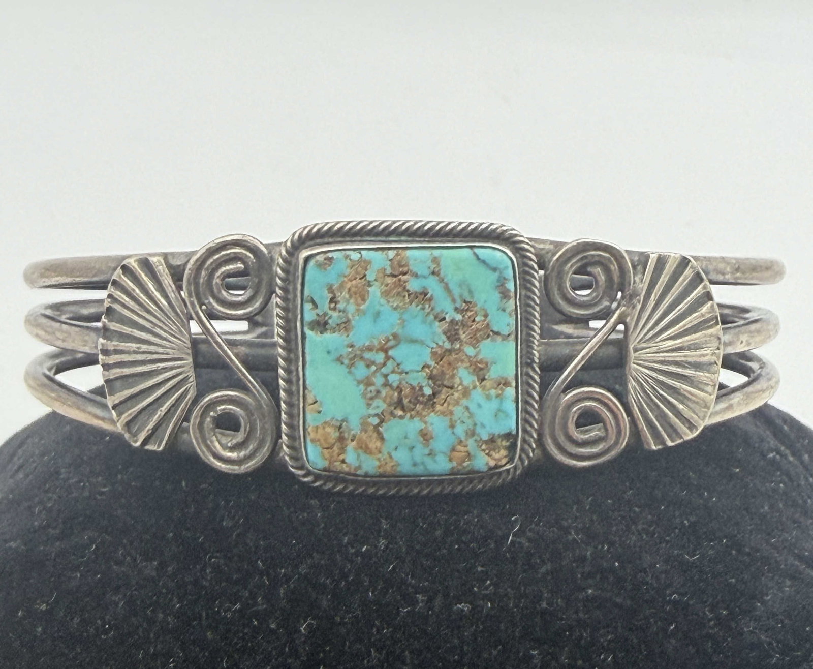 VINTAGE STERLING TURQUOISE NAVAJO BRACELET (1 of 3)