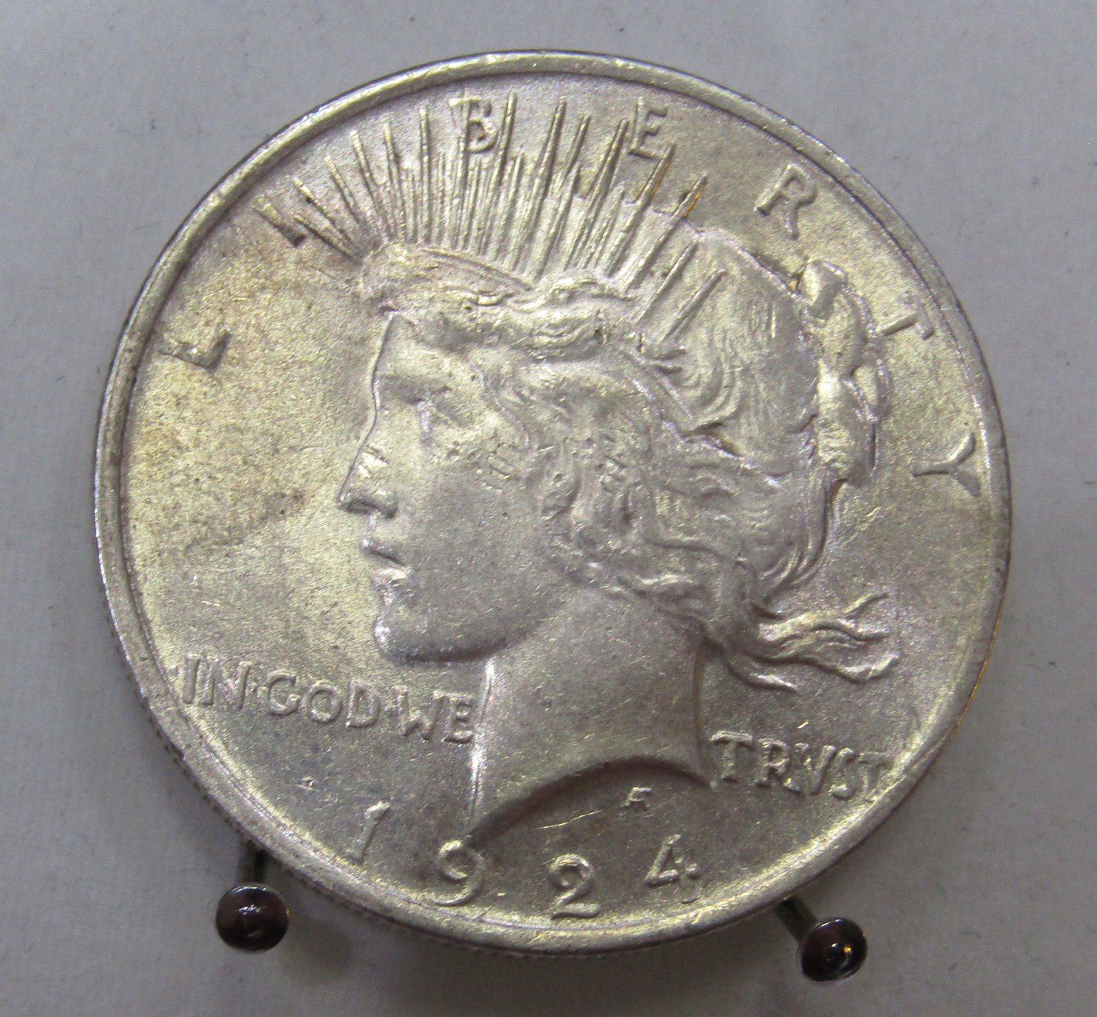 1924 PEACE LIBERTY US SILVER DOLLAR COIN: 1924 PEACE SILVER DOLLAR. WITH IMPERIAL AUCTION THE COST FOR PACKING AND SHIPPING VIA USPS IN THE USA IS $5.