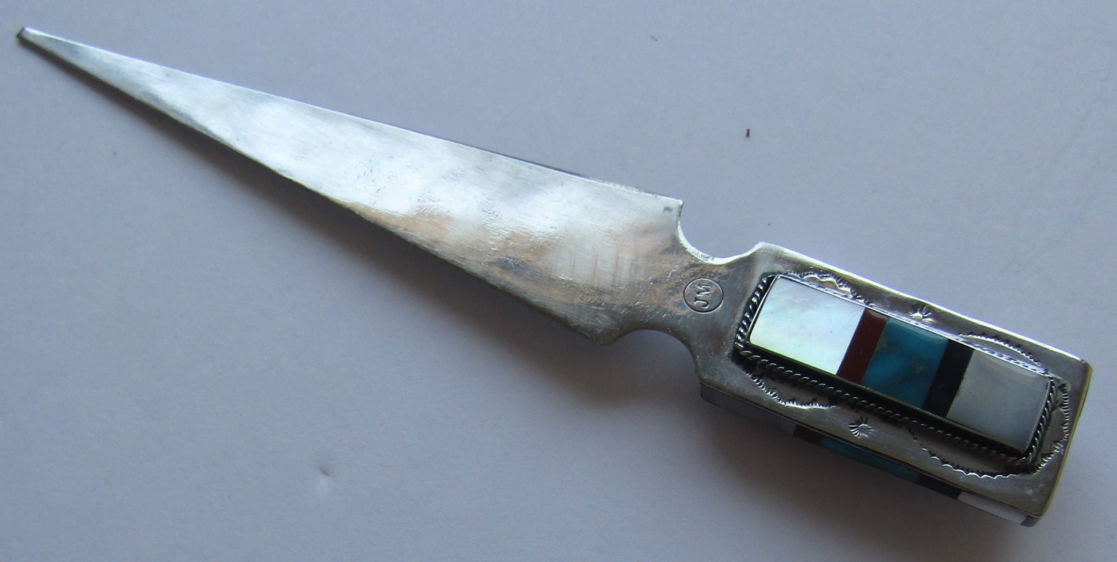 "JM" INLAY TURQUOISE MOP CORAL LETTER OPENER KNIFE: VINTAGE ESTATE ARTIST SIGNED "JM" INLAID WITH TURQUOISE, MOTHER OF PEARL, CORAL AND ONYX. NATIVE AMERICAN SOUTHWEST NAVAJO INDIAN LETTER OPENER OR KNIFE. MEASURES 6 3/4 INCHES LONG. WEIGHS 33.8 GRAMS.