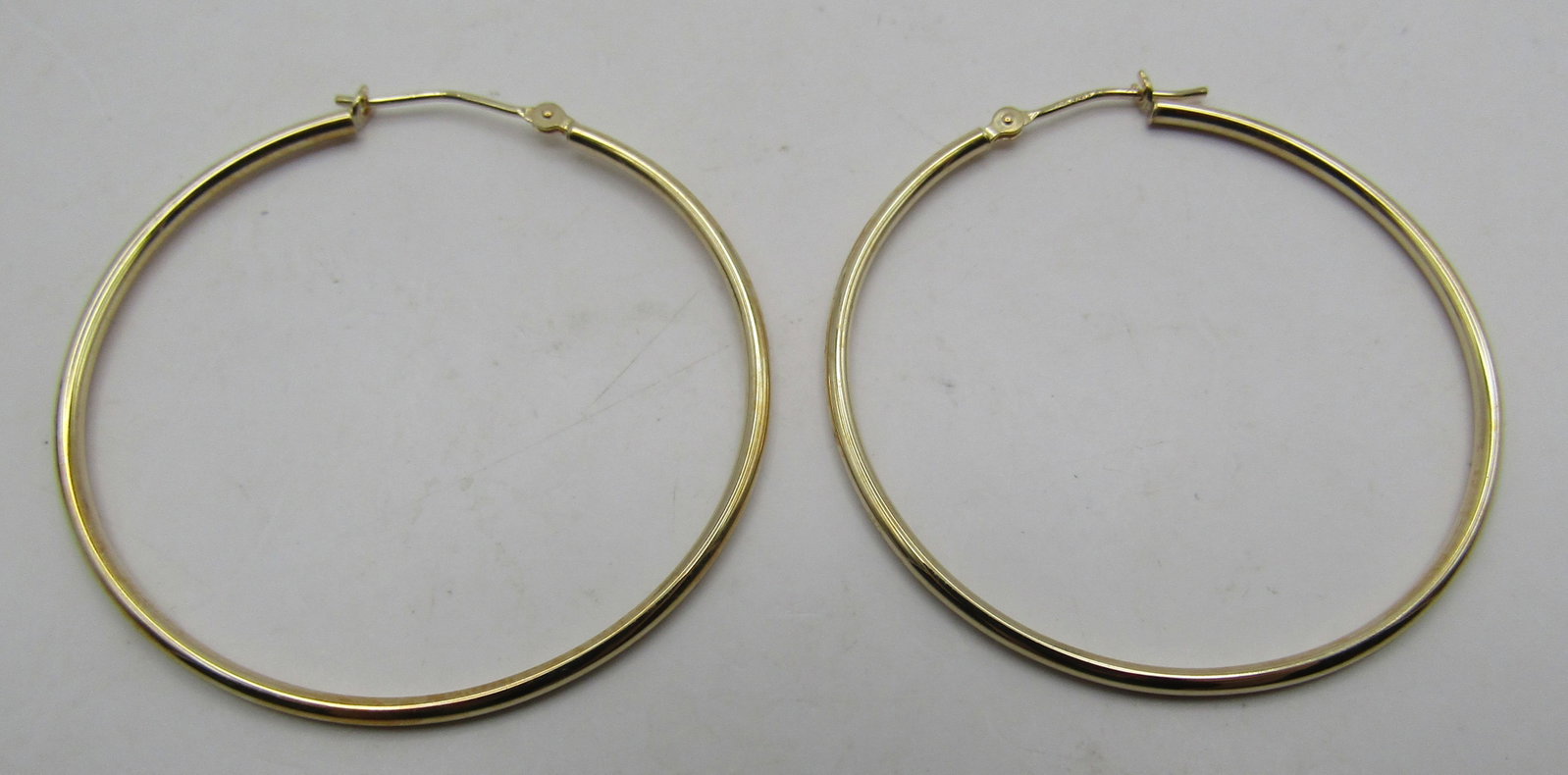 1.5" HOOP EARRINGS 14K YELLOW GOLD: 14K YELLOW GOLD HOOP EARRINGS. WEIGH 1.4 GRAMS, EXCELLENT, NEW CONDITION. WITH IMPERIAL AUCTION THE COST FOR PACKING AND SHIPPING VIA USPS IN THE USA IS $5.
