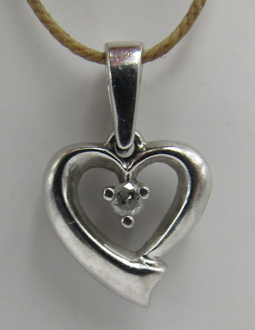 PLATINUM DIAMOND HEART NECKLACE PENDANT 2.2GR: GENUINE VINTAGE ESTATE MARKED "PL, G" PLATINUM. MEASURES 1/2" BY 5/8". WEIGH 2.2 GRAMS. EXCELLENT CONDITION. WITH IMPERIAL AUCTION THE COST FOR PACKING AND SHIPPING VIA USPS IN THE USA IS $5.