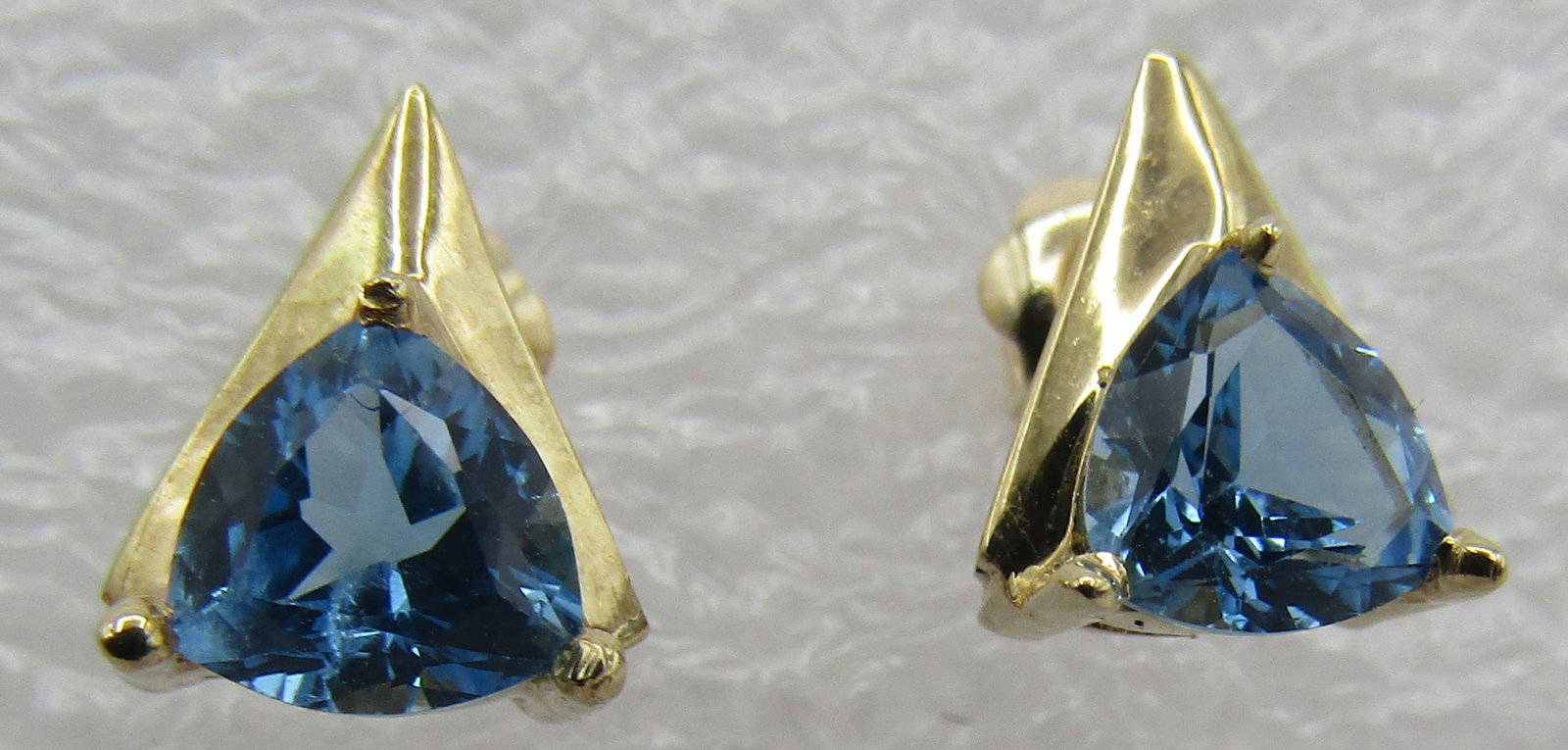 1CT BLUE TOPAZ GEMSTONE EARRINGS 14K GOLD 2.4GR: GENUINE VINTAGE ESTATE TRIANGLE BLUE TOPAZ EARRINGS MARKED "14K" YELLOW GOLD 1/2" BY 3/8" SCREW BACK POSTS. WEIGH 2.4 GRAMS. EXCELLENT CONDITION. WITH IMPERIAL AUCTION THE COST FOR PACKING AND SHIPPIN